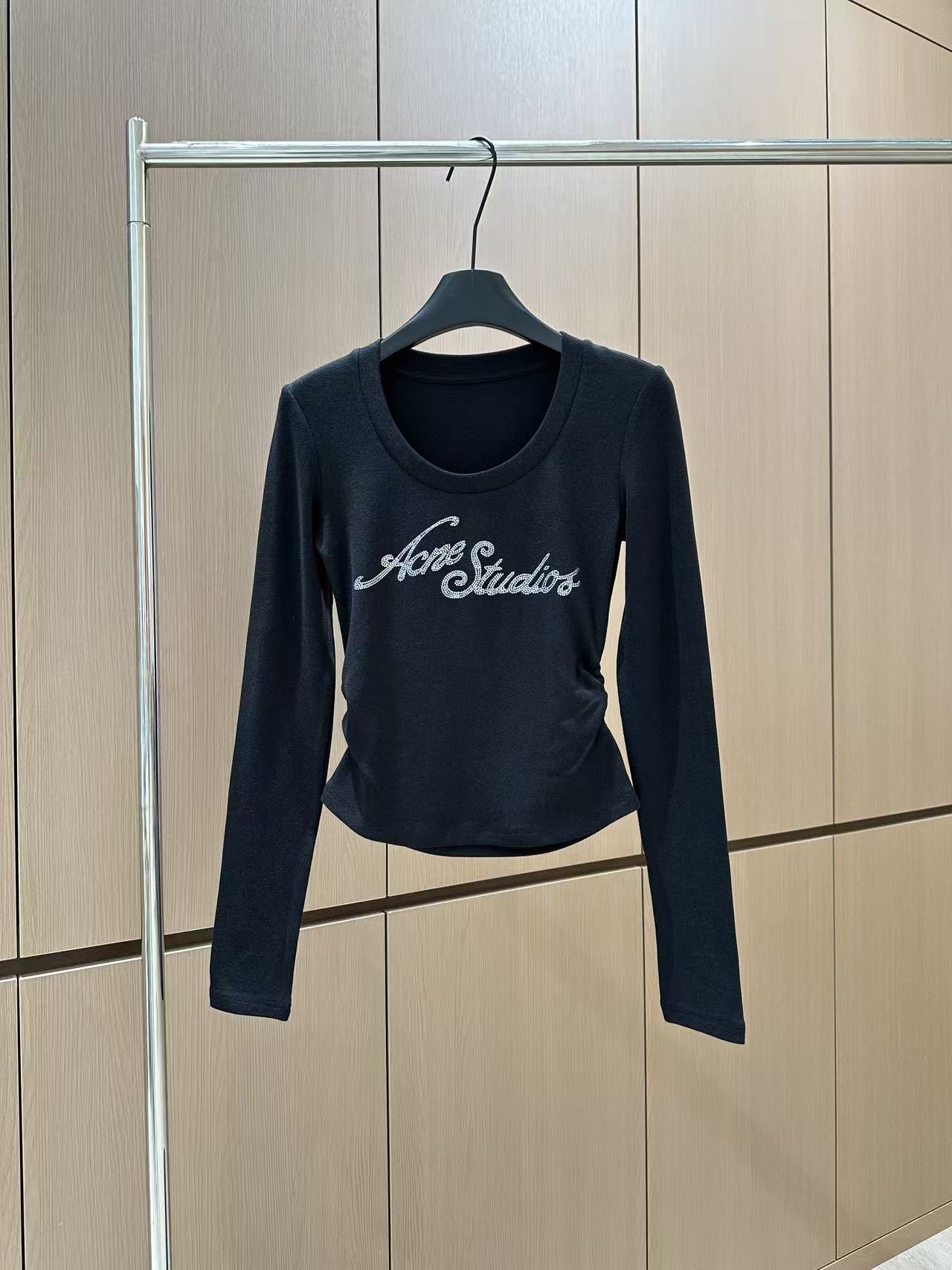 🛒𝐍𝐄𝐖 · 𝟐𝟎𝟐5/爆款现货设计师 原创｜2025新款加绒磨毛打底衫云感舒适的系列！上身的触感谁穿谁