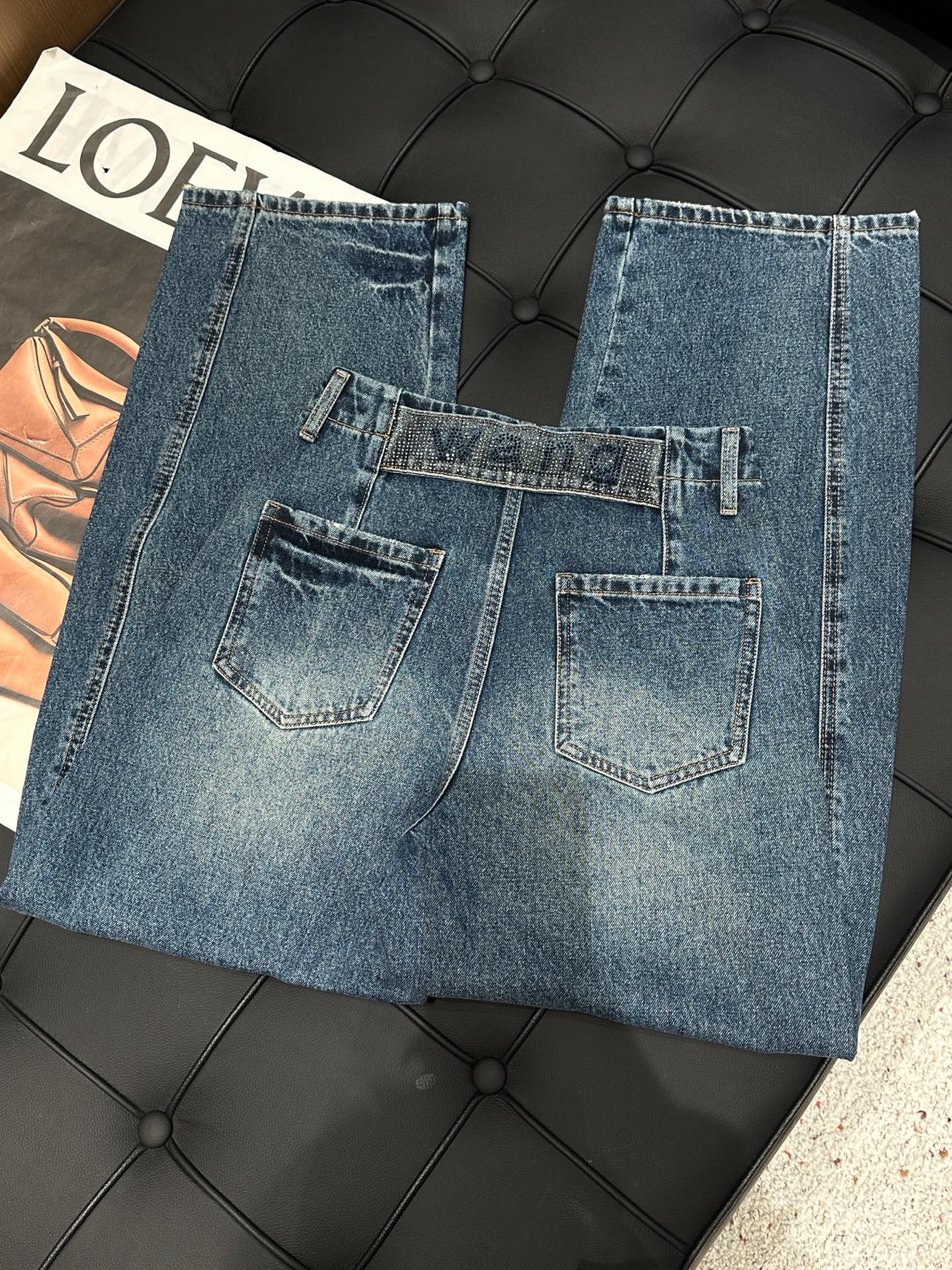 🛒𝐍𝐄𝐖 · 𝟐𝟎𝟐5/爆款现货设计师 原创｜wang 女神同款抓绒牛仔裤 这款牛仔裤选用优质面料，工艺