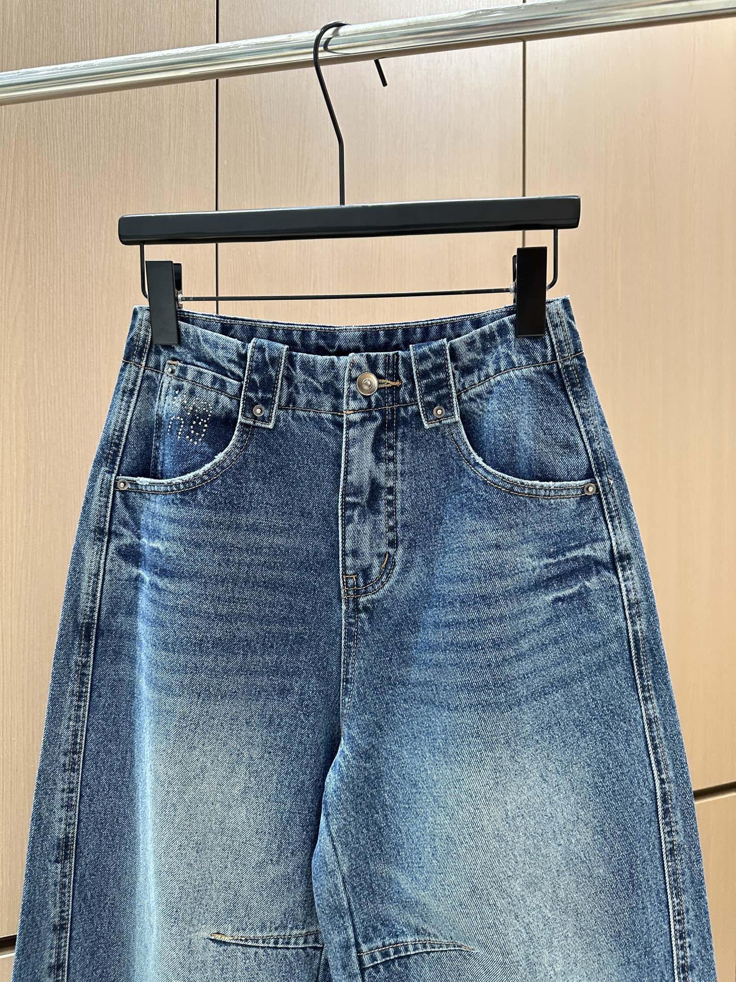 🛒𝐍𝐄𝐖 · 𝟐𝟎𝟐5/爆款现货设计师 原创｜wang 女神同款抓绒牛仔裤 这款牛仔裤选用优质面料，工艺