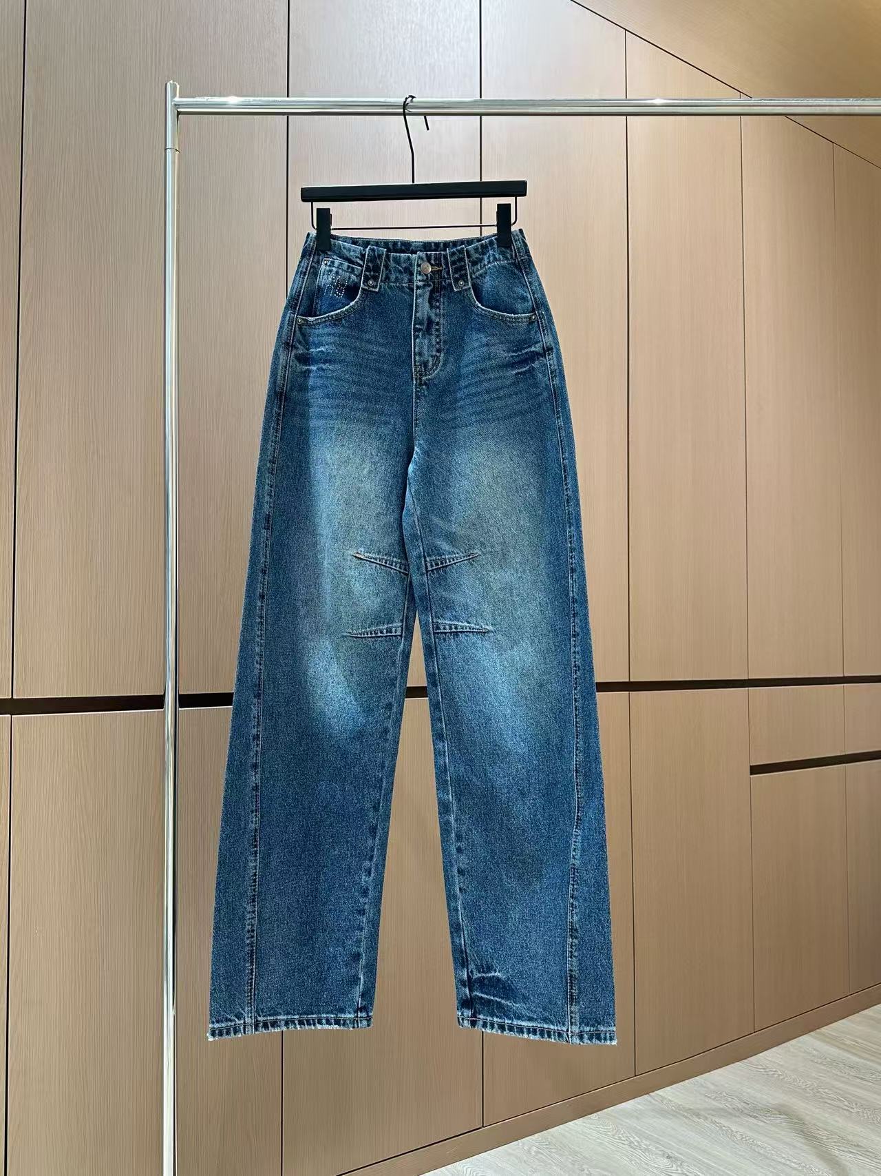 🛒𝐍𝐄𝐖 · 𝟐𝟎𝟐5/爆款现货设计师 原创｜wang 女神同款抓绒牛仔裤 这款牛仔裤选用优质面料，工艺