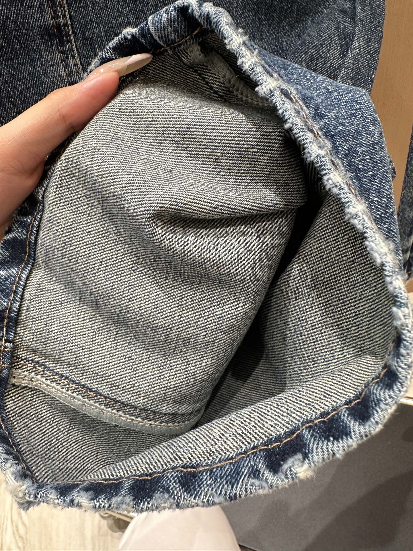 🛒𝐍𝐄𝐖 · 𝟐𝟎𝟐5/爆款现货设计师 原创｜wang 女神同款抓绒牛仔裤 这款牛仔裤选用优质面料，工艺