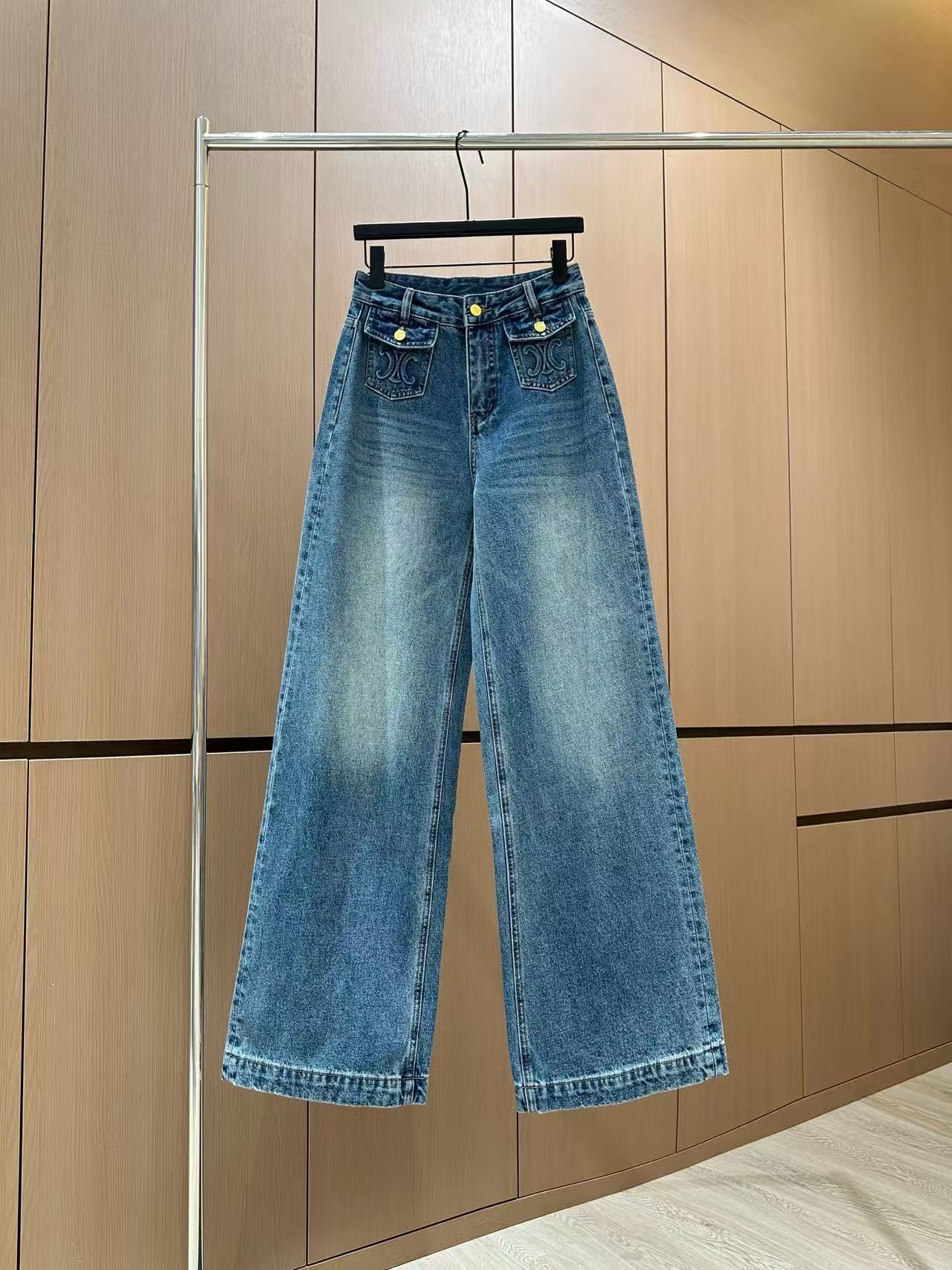 🛒𝐍𝐄𝐖 · 𝟐𝟎𝟐5/爆款现货设计师 原创｜女神同款抓绒压花牛仔裤 这款牛仔裤选用优质面料，工艺渐变色