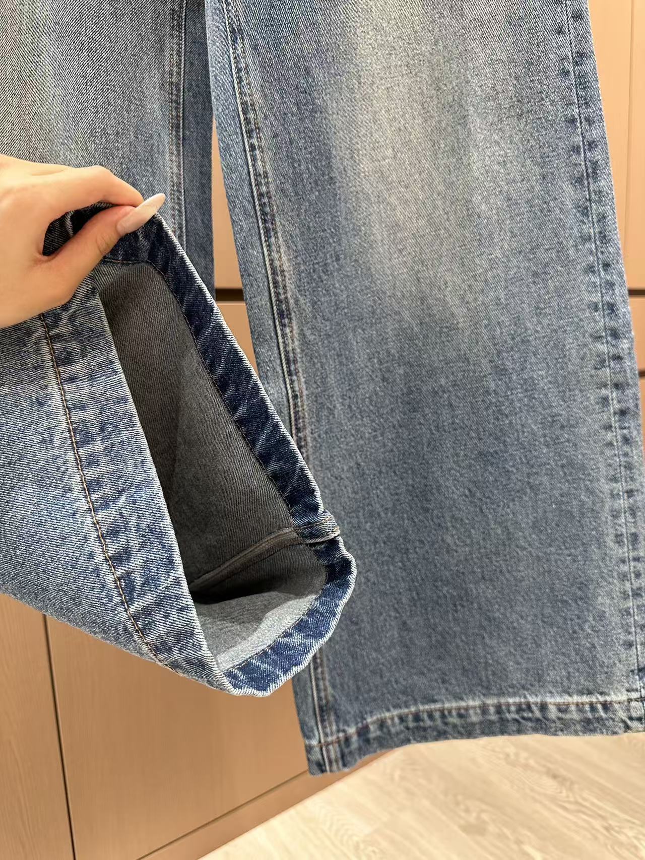 🛒𝐍𝐄𝐖 · 𝟐𝟎𝟐5/爆款现货设计师 原创｜女神同款抓绒压花牛仔裤 这款牛仔裤选用优质面料，工艺渐变色