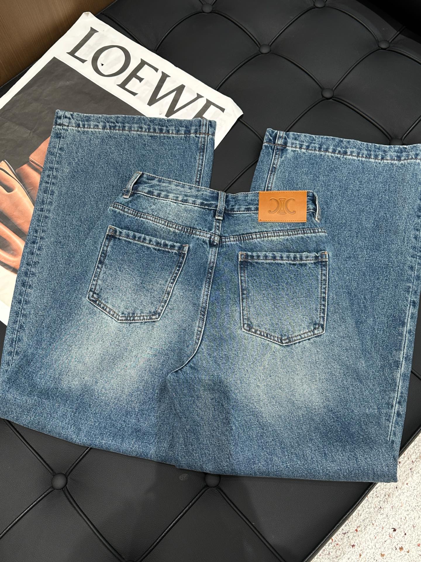 🛒𝐍𝐄𝐖 · 𝟐𝟎𝟐5/爆款现货设计师 原创｜女神同款抓绒压花牛仔裤 这款牛仔裤选用优质面料，工艺渐变色