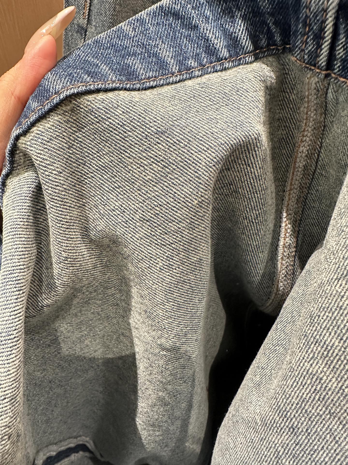 🛒𝐍𝐄𝐖 · 𝟐𝟎𝟐5/爆款现货设计师 原创｜女神同款抓绒压花牛仔裤 这款牛仔裤选用优质面料，工艺渐变色