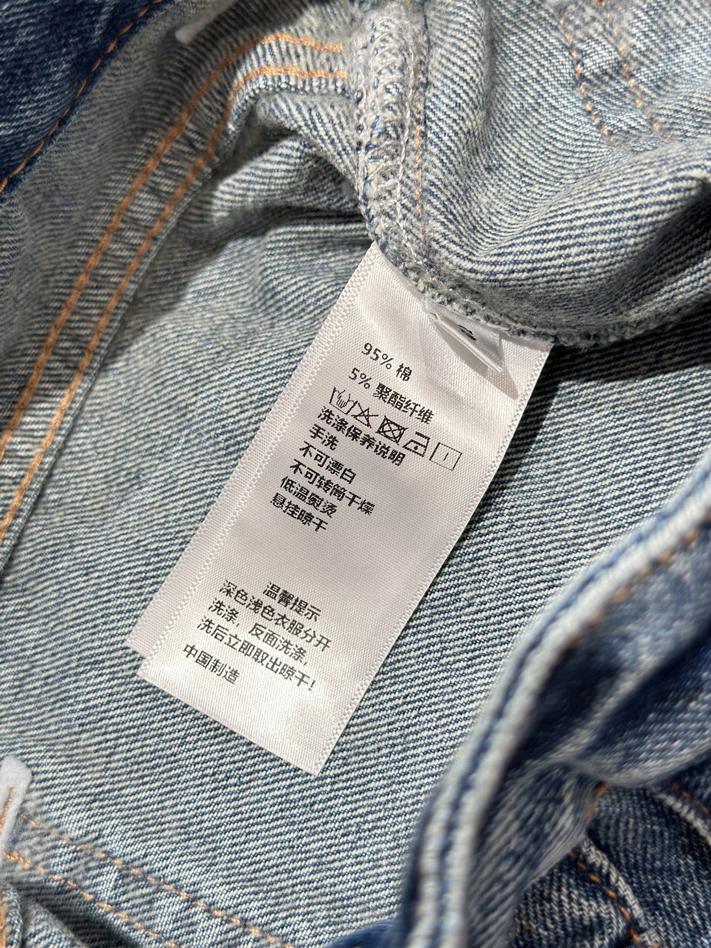 🛒𝐍𝐄𝐖 · 𝟐𝟎𝟐5/爆款现货设计师 原创｜女神同款抓绒压花牛仔裤 这款牛仔裤选用优质面料，工艺渐变色