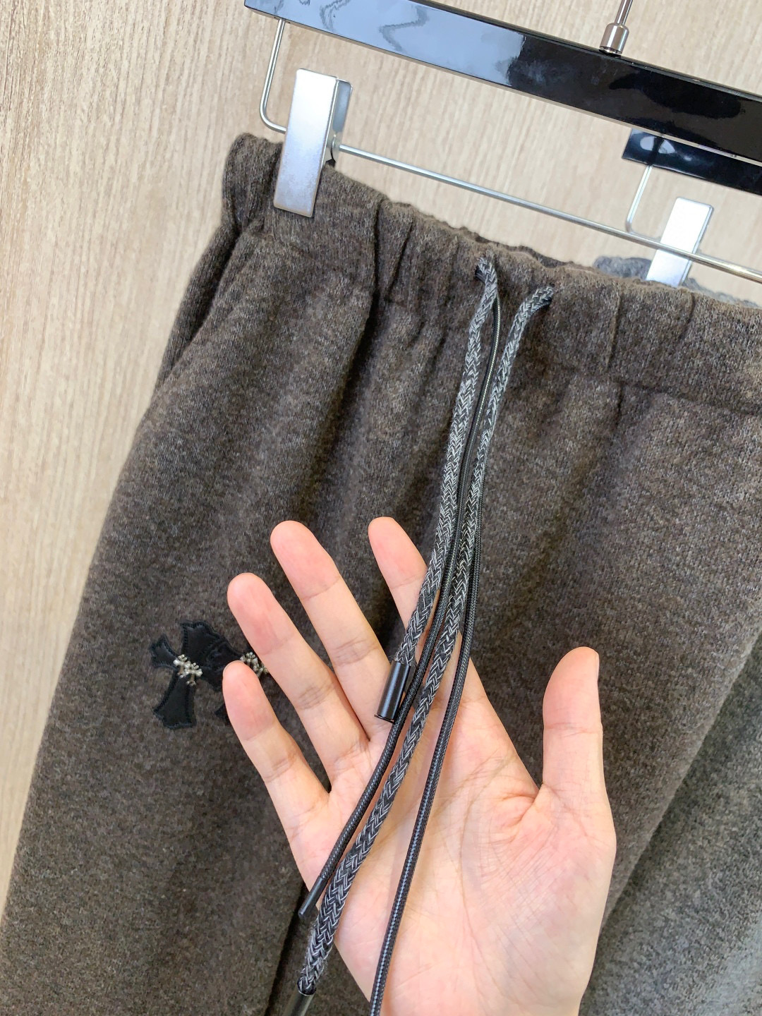 🛒𝐍𝐄𝐖 · 𝟐𝟎𝟐5/爆款现货原单品质 克罗星｜抽绳松紧腰头休闲裤高品质面料质感柔软细腻舒适。撞色十字