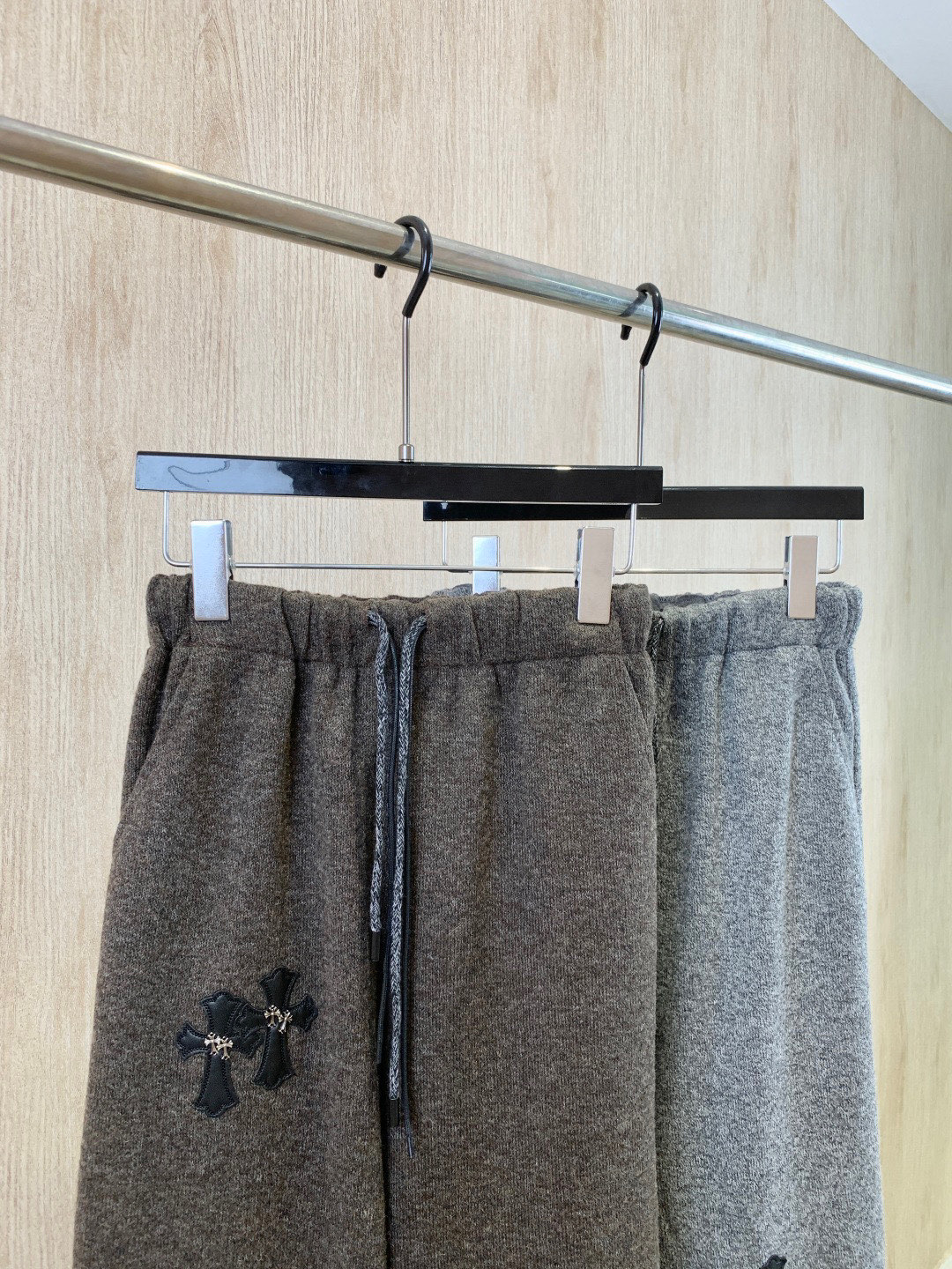 🛒𝐍𝐄𝐖 · 𝟐𝟎𝟐5/爆款现货原单品质 克罗星｜抽绳松紧腰头休闲裤高品质面料质感柔软细腻舒适。撞色十字