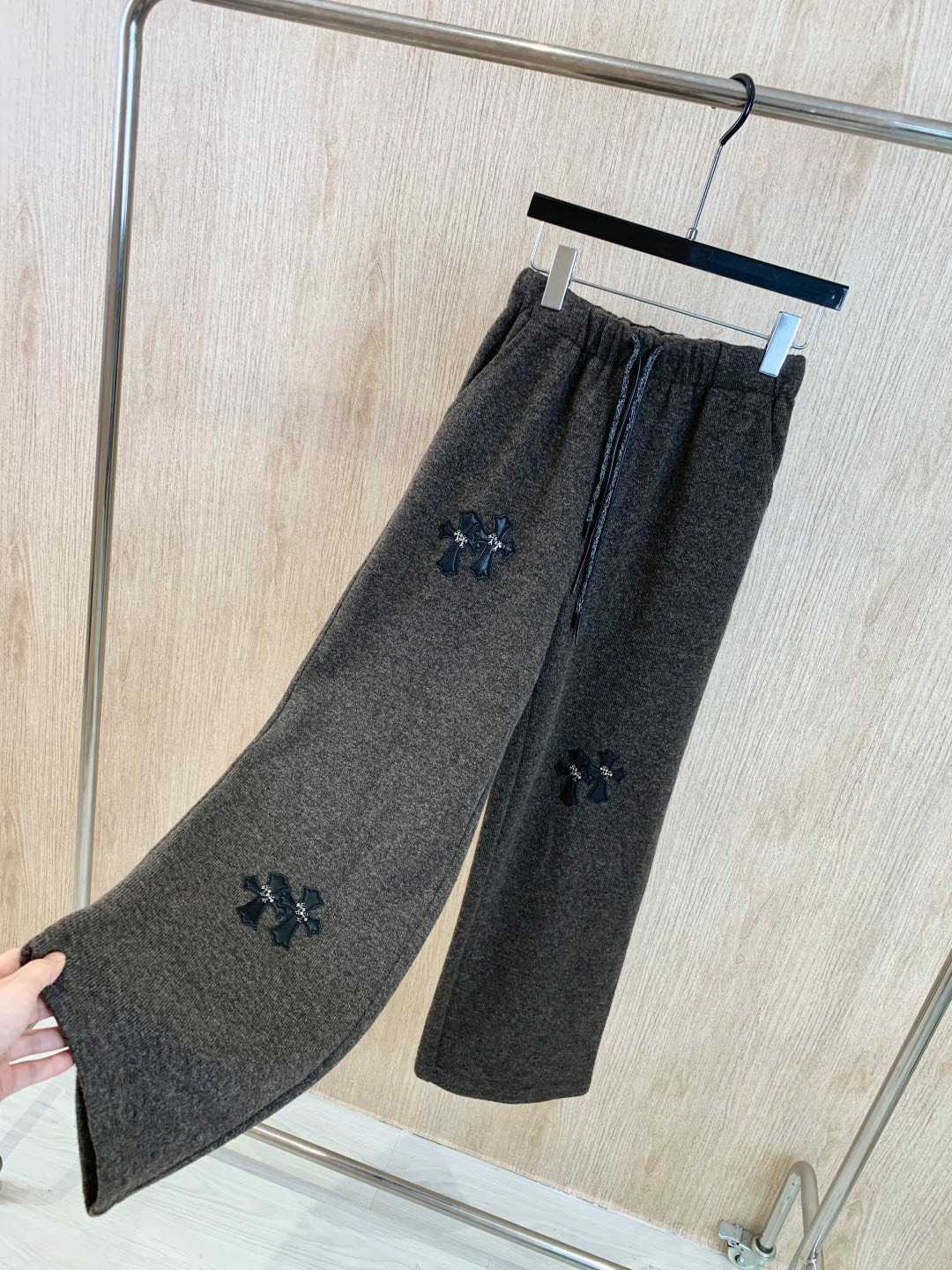 🛒𝐍𝐄𝐖 · 𝟐𝟎𝟐5/爆款现货原单品质 克罗星｜抽绳松紧腰头休闲裤高品质面料质感柔软细腻舒适。撞色十字