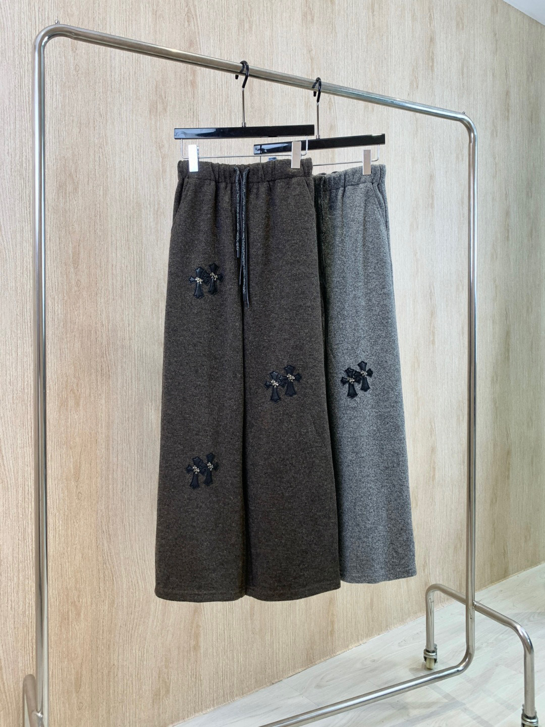 🛒𝐍𝐄𝐖 · 𝟐𝟎𝟐5/爆款现货原单品质 克罗星｜抽绳松紧腰头休闲裤高品质面料质感柔软细腻舒适。撞色十字