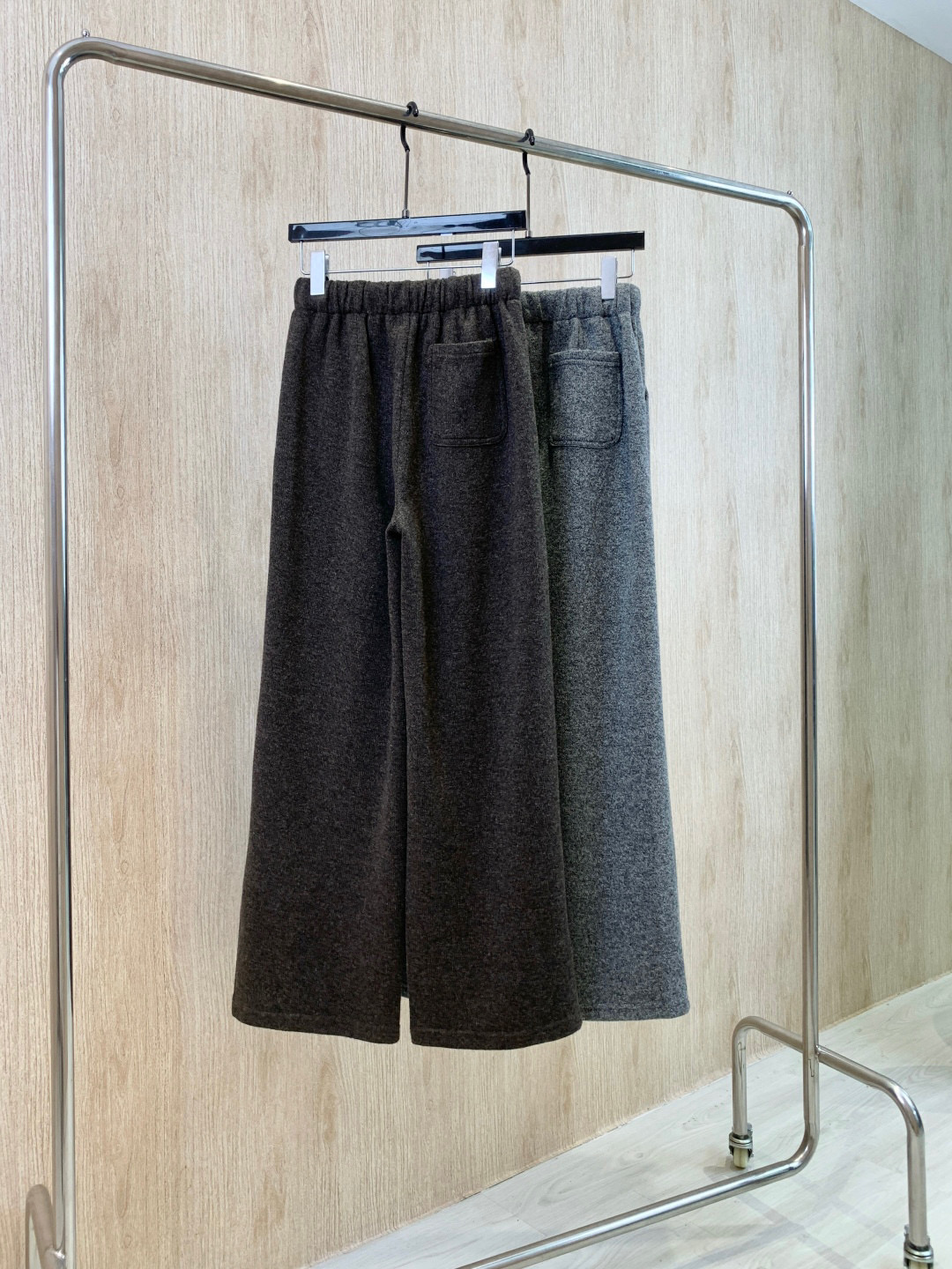 🛒𝐍𝐄𝐖 · 𝟐𝟎𝟐5/爆款现货原单品质 克罗星｜抽绳松紧腰头休闲裤高品质面料质感柔软细腻舒适。撞色十字