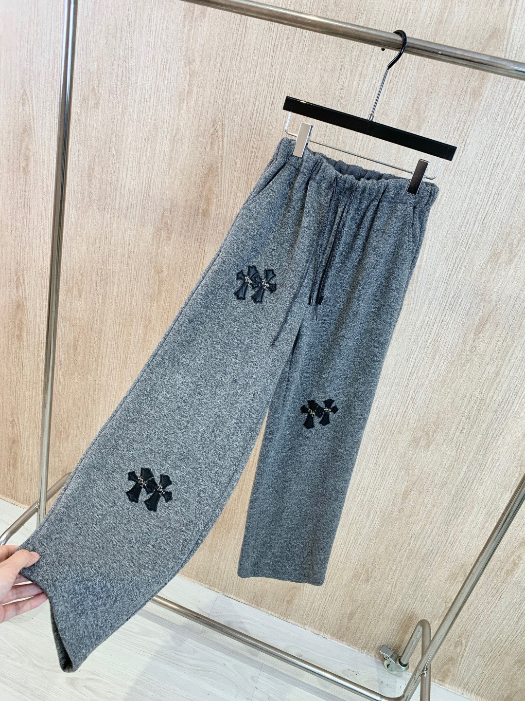 🛒𝐍𝐄𝐖 · 𝟐𝟎𝟐5/爆款现货原单品质 克罗星｜抽绳松紧腰头休闲裤高品质面料质感柔软细腻舒适。撞色十字