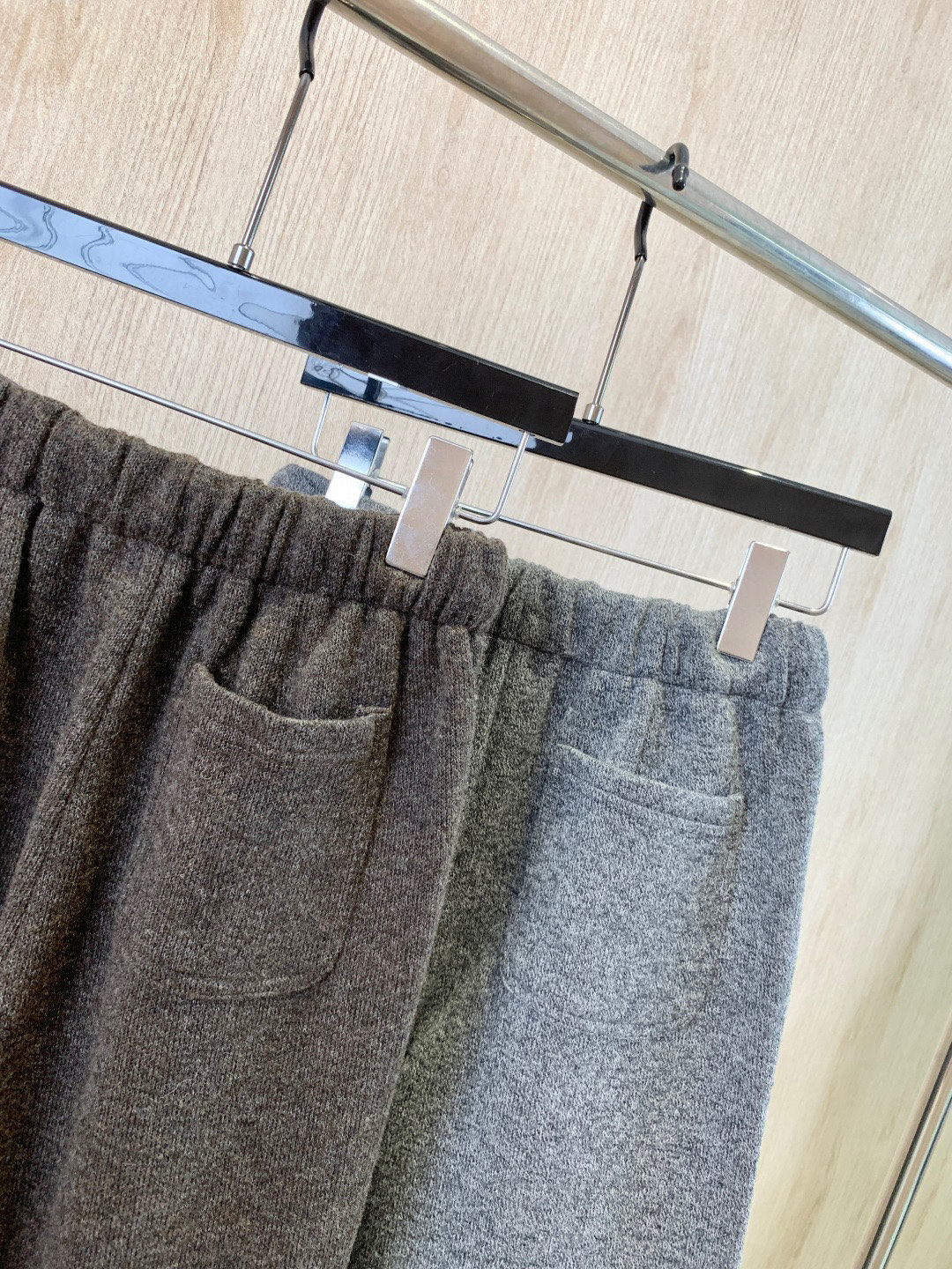 🛒𝐍𝐄𝐖 · 𝟐𝟎𝟐5/爆款现货原单品质 克罗星｜抽绳松紧腰头休闲裤高品质面料质感柔软细腻舒适。撞色十字