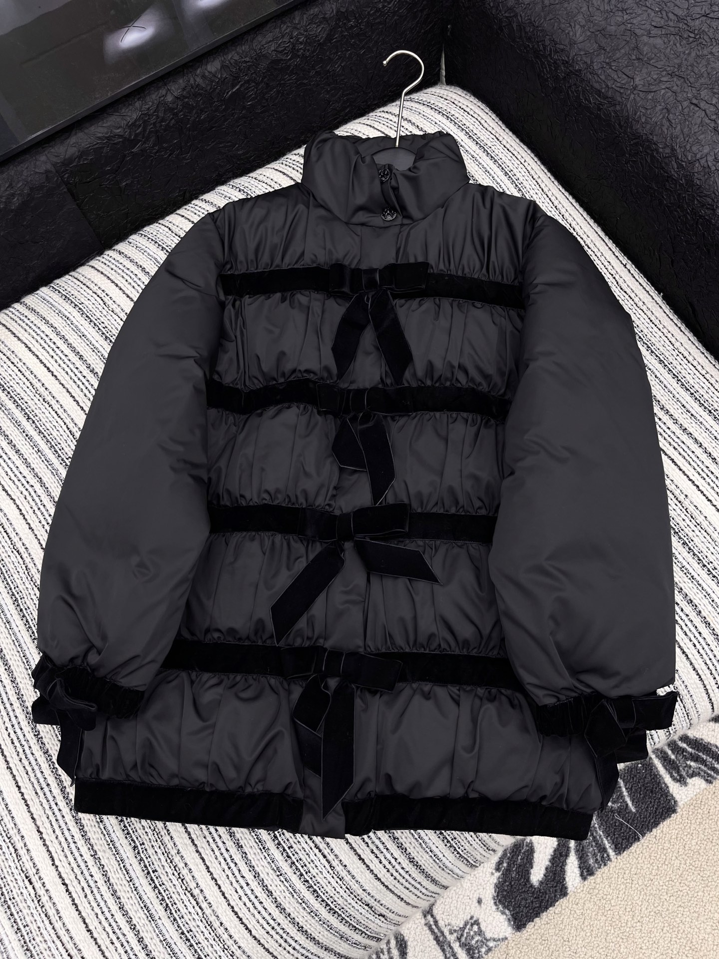 🛒𝐍𝐄𝐖 · 𝟐𝟎𝟐5/爆款现货【原版订制】Chane *｜25秋冬新品丝绒蝴蝶结装饰羽绒服外套面包服设