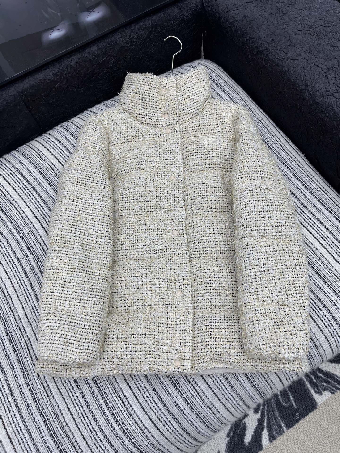 🛒𝐍𝐄𝐖 · 𝟐𝟎𝟐5/爆款现货【原版订制】Mon*｜25秋冬新品粗花呢立领羽绒服外套面包服设计 大工厂