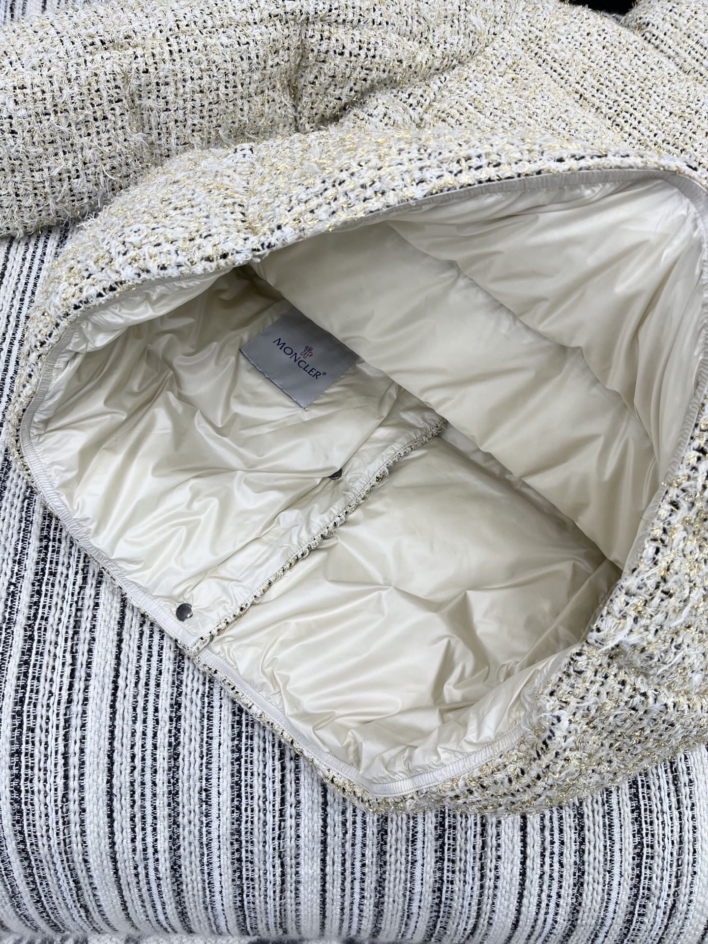 🛒𝐍𝐄𝐖 · 𝟐𝟎𝟐5/爆款现货【原版订制】Mon*｜25秋冬新品粗花呢立领羽绒服外套面包服设计 大工厂