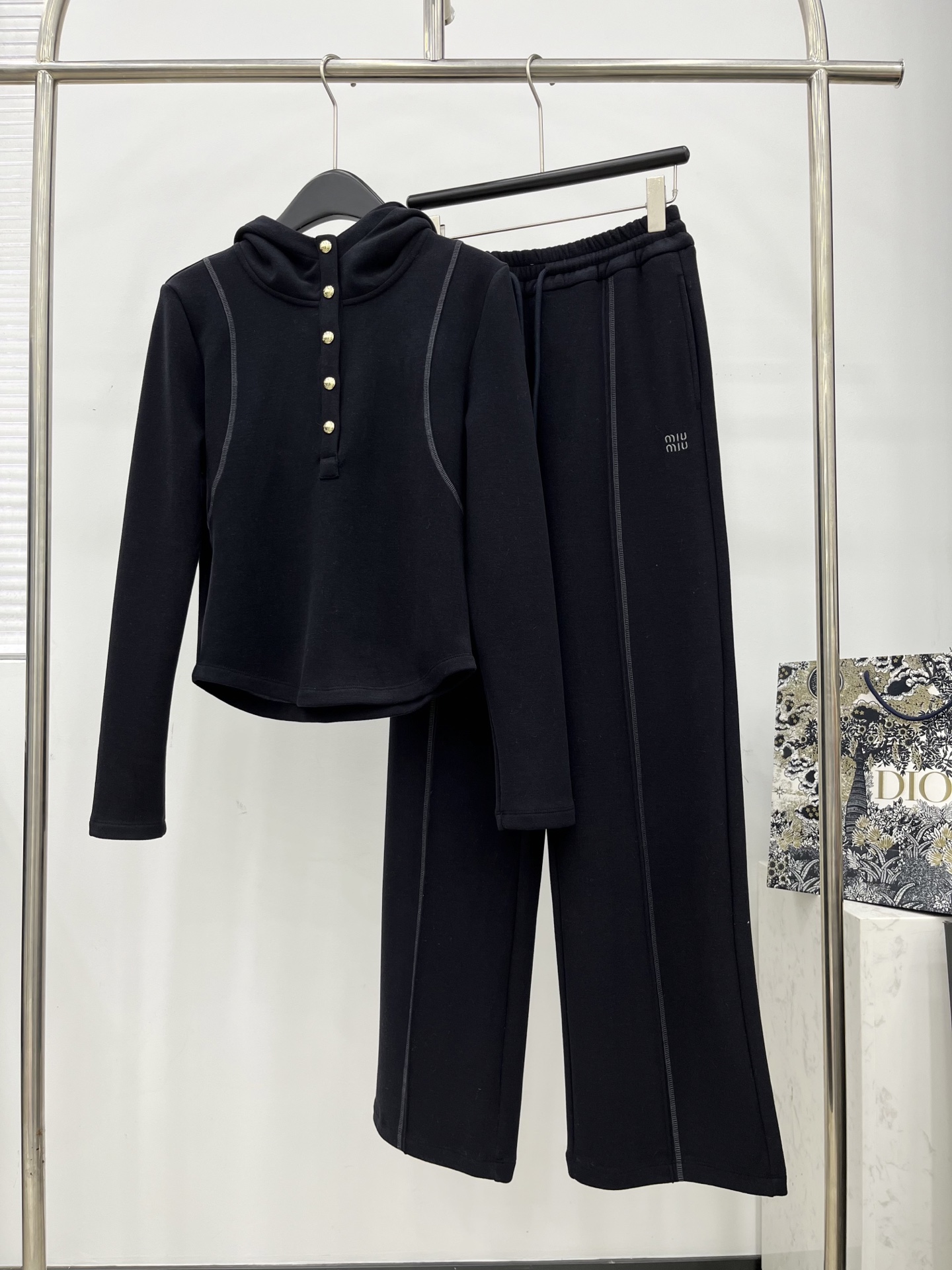 🛒𝐍𝐄𝐖 · 𝟐𝟎𝟐5/爆款现货原单品质 Miu Mi*｜25早秋新品套装！高端定制带帽外套，搭配松紧腰