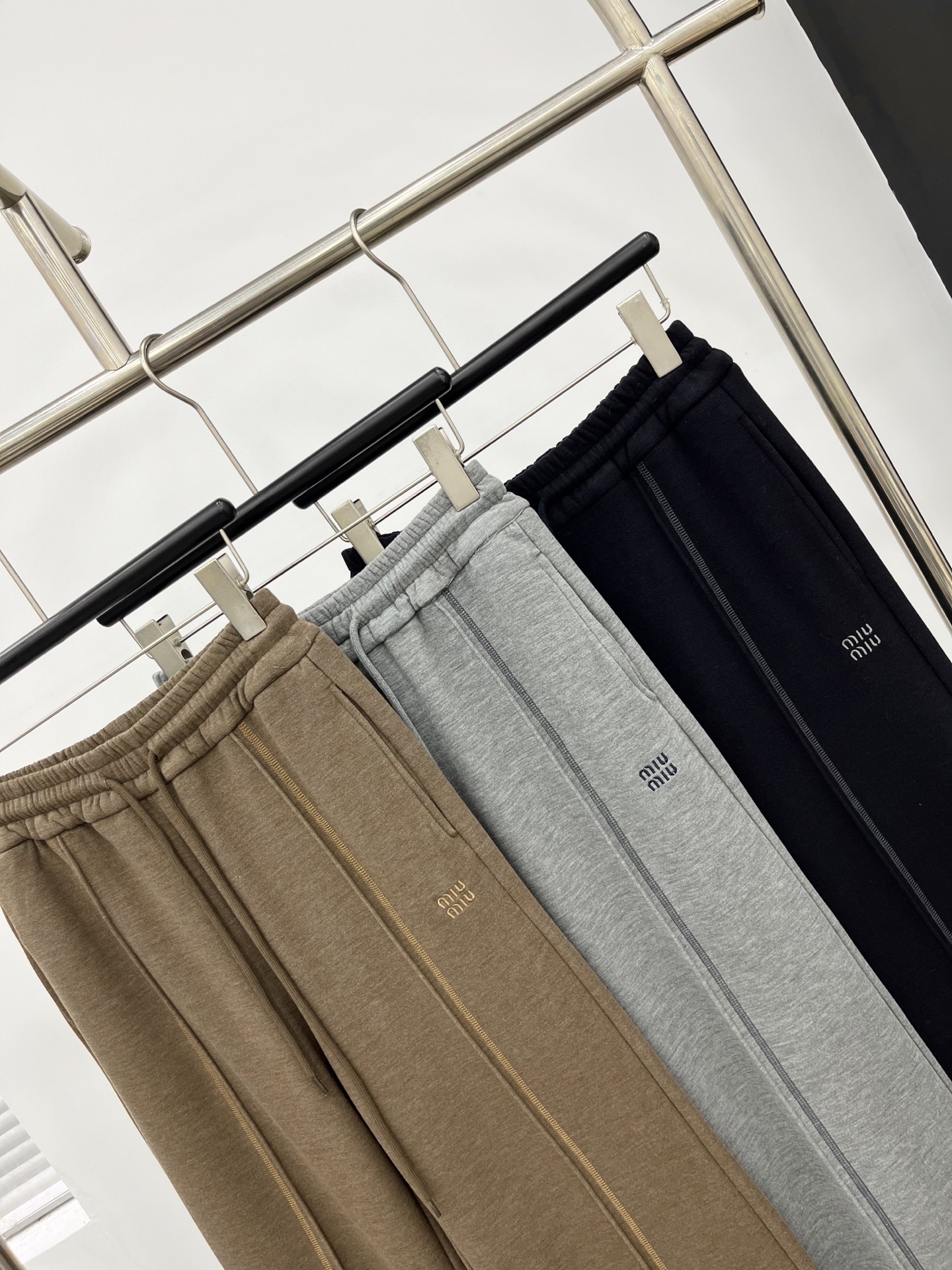 🛒𝐍𝐄𝐖 · 𝟐𝟎𝟐5/爆款现货原单品质 Miu Mi*｜25早秋新品套装！高端定制带帽外套，搭配松紧腰