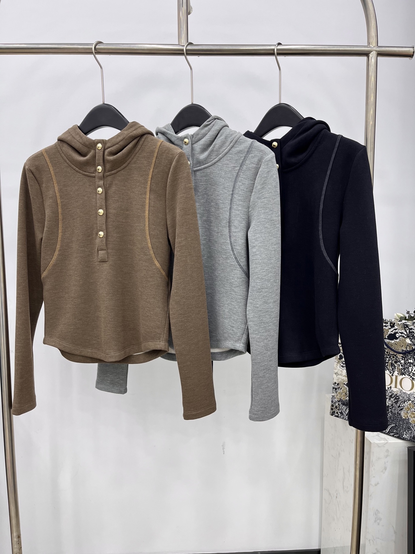 🛒𝐍𝐄𝐖 · 𝟐𝟎𝟐5/爆款现货原单品质 Miu Mi*｜25早秋新品套装！高端定制带帽外套，搭配松紧腰