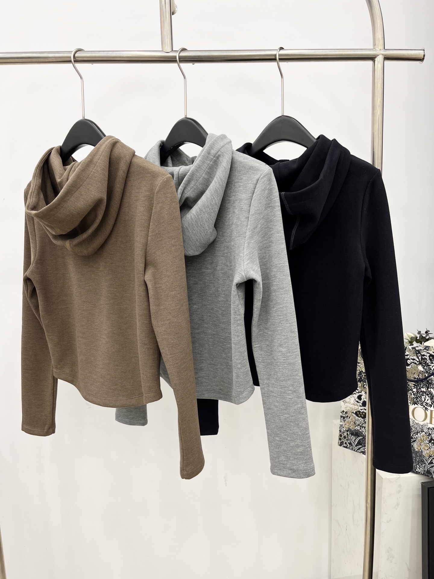 🛒𝐍𝐄𝐖 · 𝟐𝟎𝟐5/爆款现货原单品质 Miu Mi*｜25早秋新品套装！高端定制带帽外套，搭配松紧腰