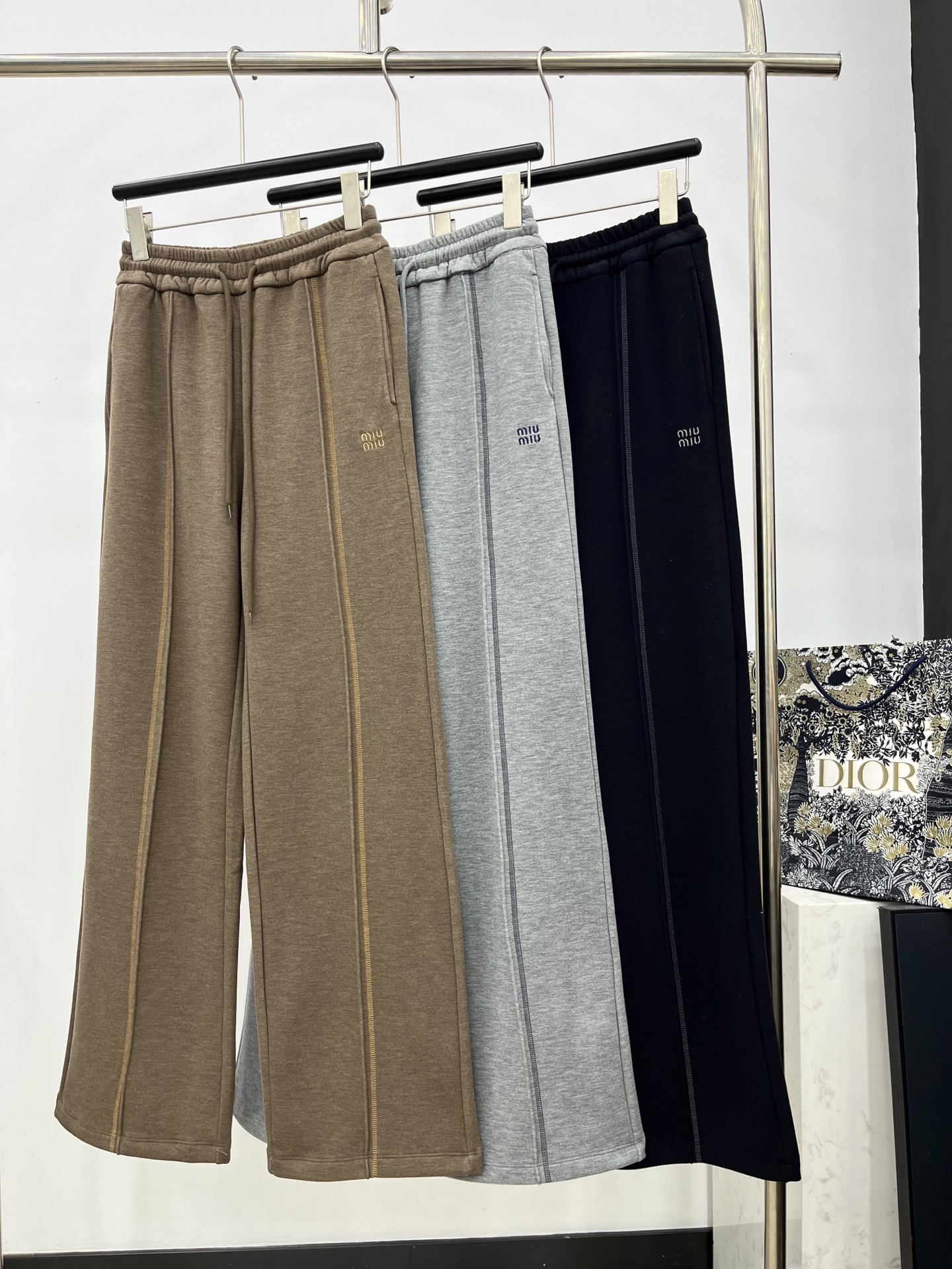 🛒𝐍𝐄𝐖 · 𝟐𝟎𝟐5/爆款现货原单品质 Miu Mi*｜25早秋新品套装！高端定制带帽外套，搭配松紧腰