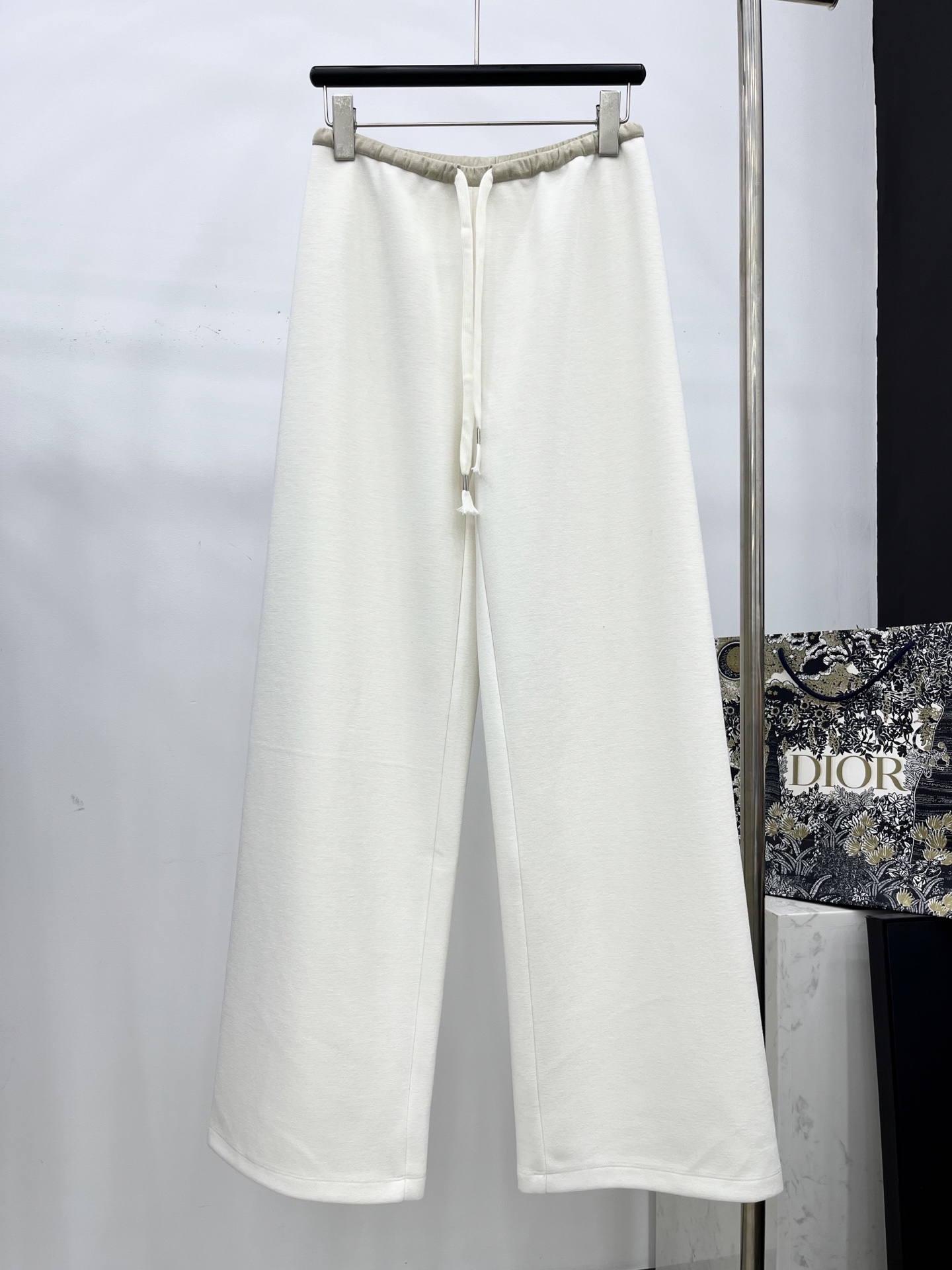 🛒𝐍𝐄𝐖 · 𝟐𝟎𝟐5/爆款现货原单品质 Chan*｜抽绳撞色松紧腰休闲裤高品质面料质感柔软细腻舒适手缝