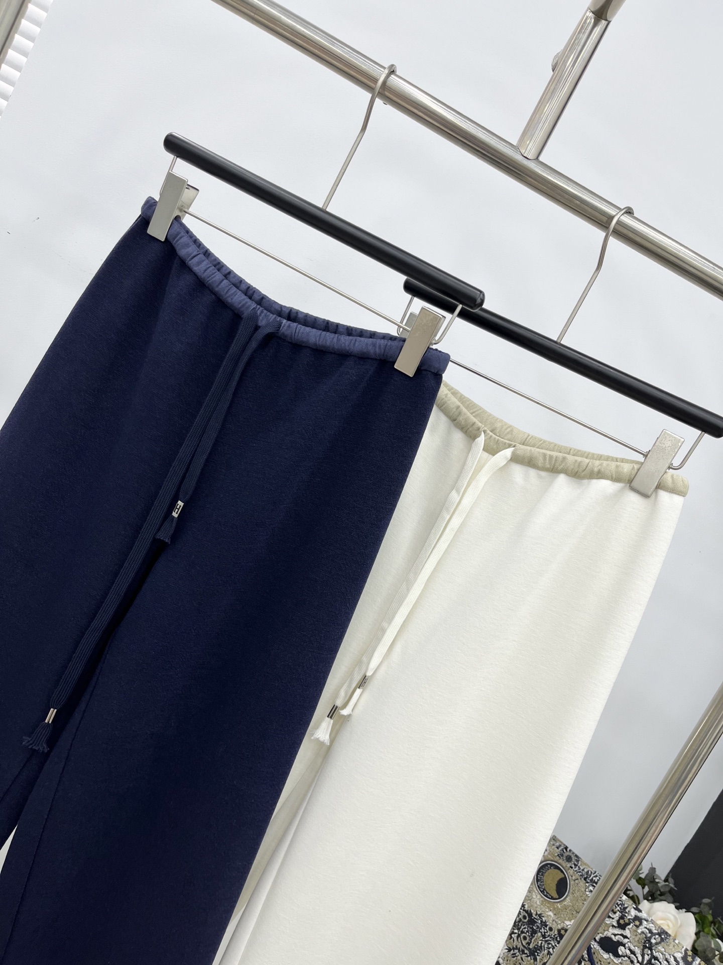 🛒𝐍𝐄𝐖 · 𝟐𝟎𝟐5/爆款现货原单品质 Chan*｜抽绳撞色松紧腰休闲裤高品质面料质感柔软细腻舒适手缝