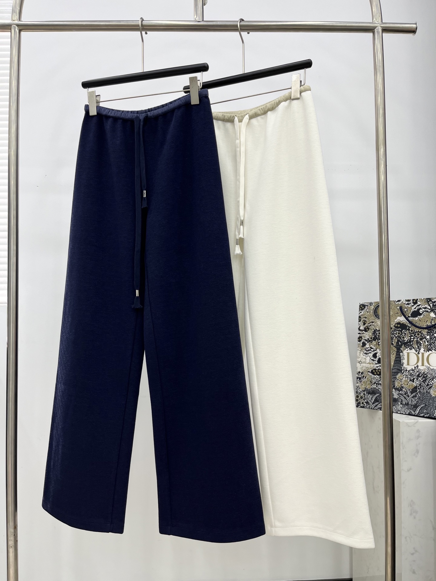 🛒𝐍𝐄𝐖 · 𝟐𝟎𝟐5/爆款现货原单品质 Chan*｜抽绳撞色松紧腰休闲裤高品质面料质感柔软细腻舒适手缝