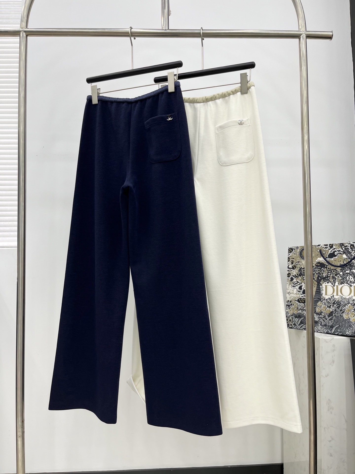 🛒𝐍𝐄𝐖 · 𝟐𝟎𝟐5/爆款现货原单品质 Chan*｜抽绳撞色松紧腰休闲裤高品质面料质感柔软细腻舒适手缝