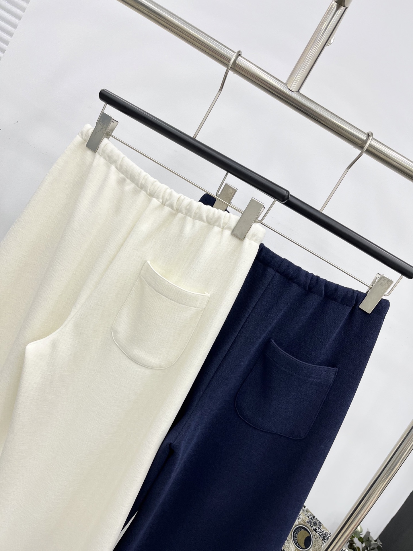 🛒𝐍𝐄𝐖 · 𝟐𝟎𝟐5/爆款现货原单品质 Miu Mi*｜抽绳贴布绣松紧腰休闲裤高品质面料质感柔软细腻舒