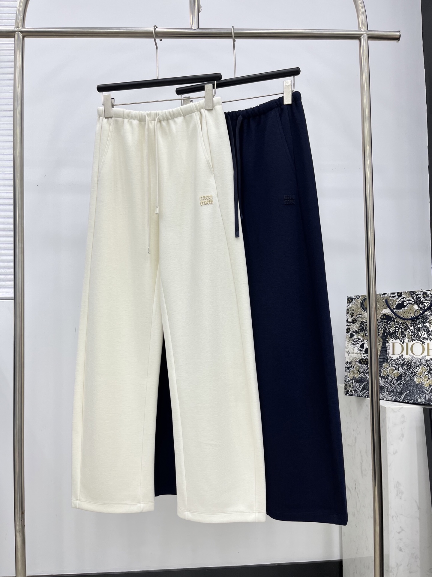 🛒𝐍𝐄𝐖 · 𝟐𝟎𝟐5/爆款现货原单品质 Miu Mi*｜抽绳贴布绣松紧腰休闲裤高品质面料质感柔软细腻舒