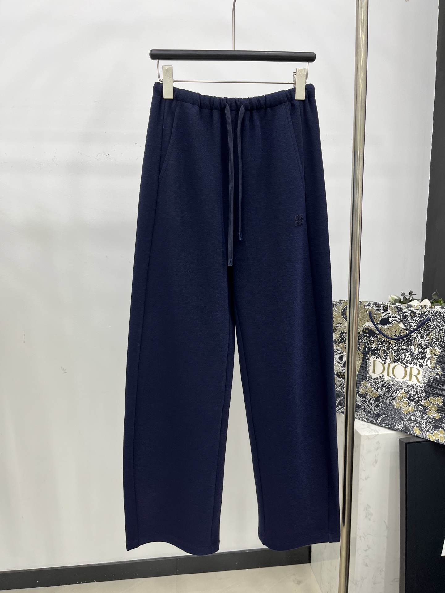 🛒𝐍𝐄𝐖 · 𝟐𝟎𝟐5/爆款现货原单品质 Miu Mi*｜抽绳贴布绣松紧腰休闲裤高品质面料质感柔软细腻舒