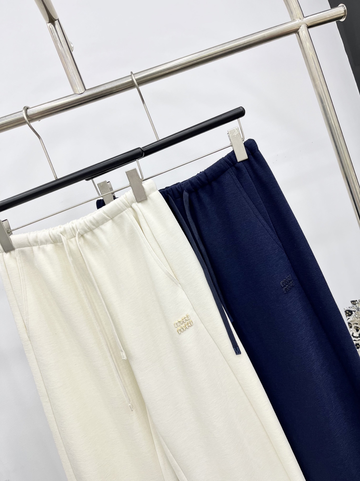 🛒𝐍𝐄𝐖 · 𝟐𝟎𝟐5/爆款现货原单品质 Miu Mi*｜抽绳贴布绣松紧腰休闲裤高品质面料质感柔软细腻舒