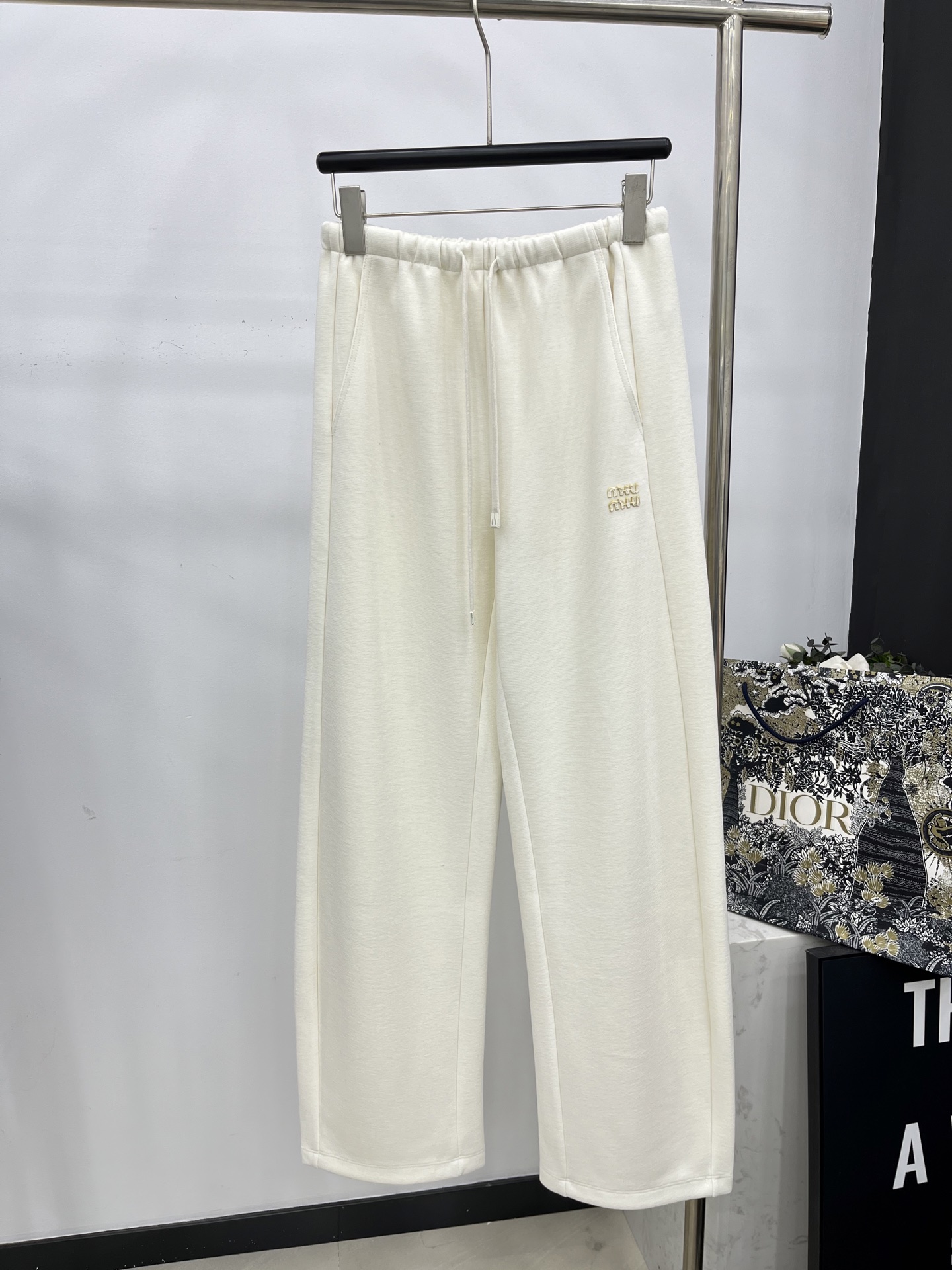 🛒𝐍𝐄𝐖 · 𝟐𝟎𝟐5/爆款现货原单品质 Miu Mi*｜抽绳贴布绣松紧腰休闲裤高品质面料质感柔软细腻舒