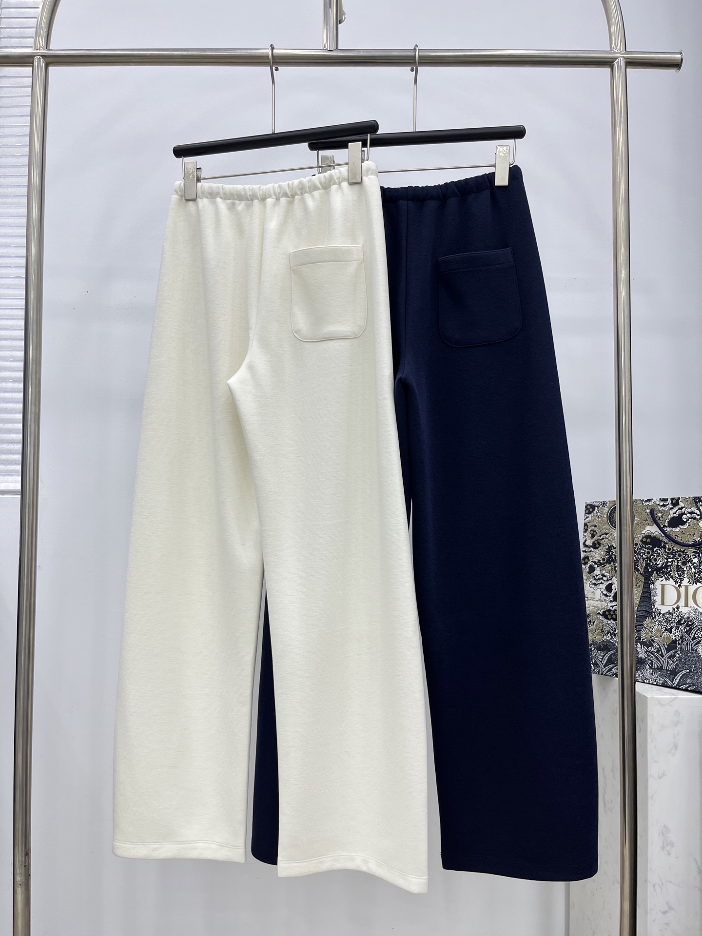 🛒𝐍𝐄𝐖 · 𝟐𝟎𝟐5/爆款现货原单品质 Miu Mi*｜抽绳贴布绣松紧腰休闲裤高品质面料质感柔软细腻舒