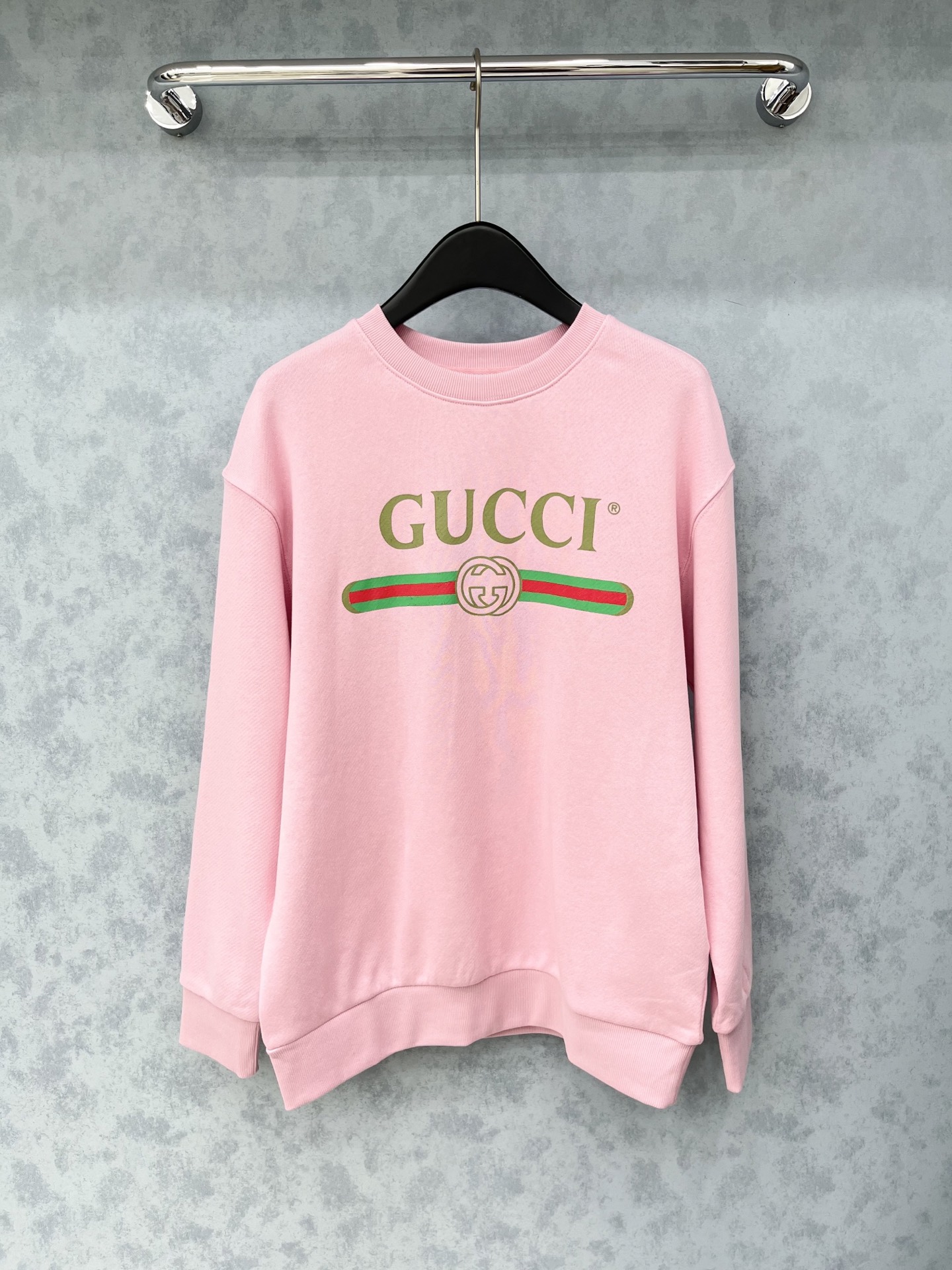 🛒𝐍𝐄𝐖 · 𝟐𝟎𝟐5/爆款现货原单品质 Guc*｜25早秋经典圆领卫衣干净利落的裁剪，落肩宽松慵懒版型