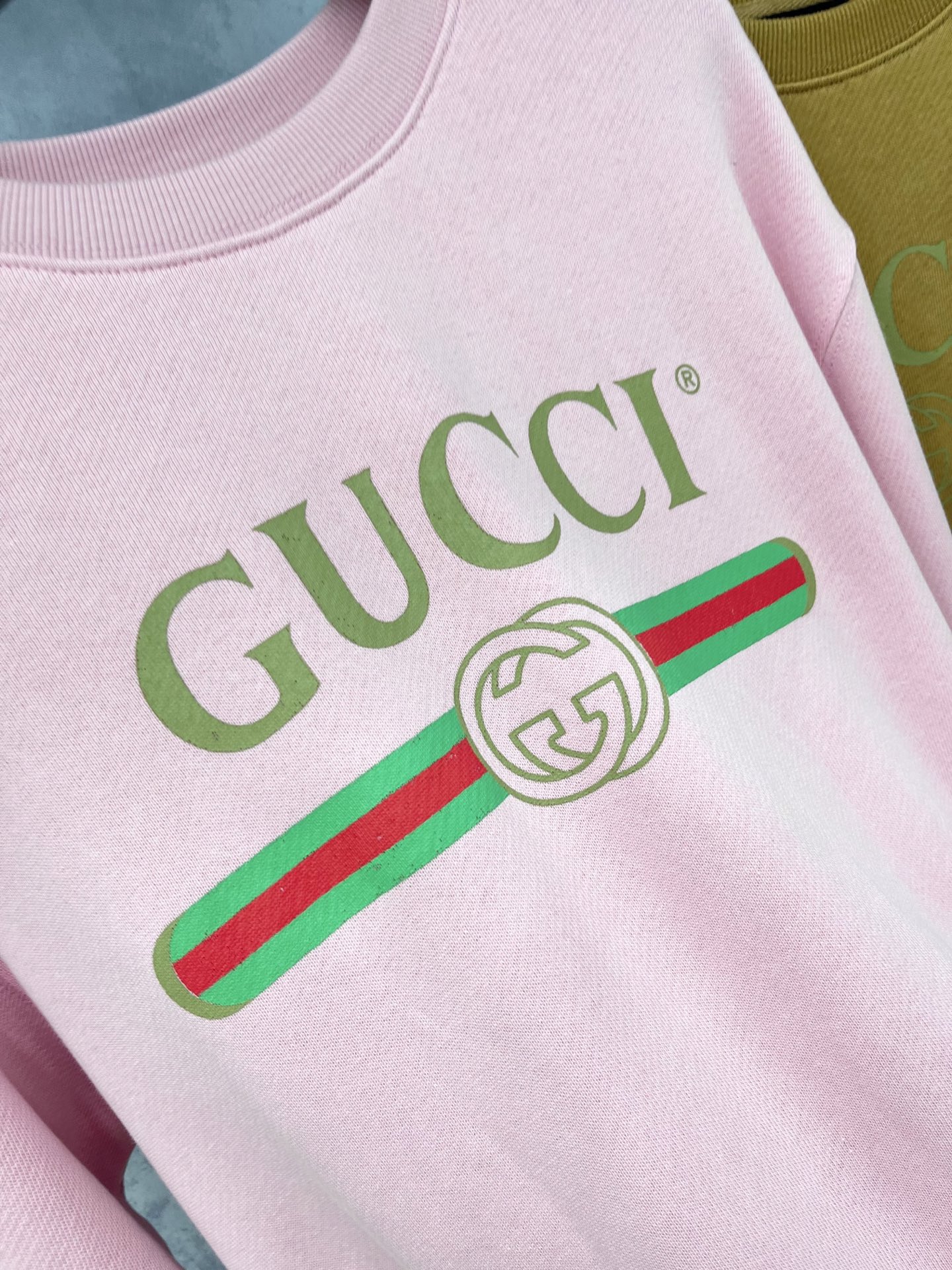 🛒𝐍𝐄𝐖 · 𝟐𝟎𝟐5/爆款现货原单品质 Guc*｜25早秋经典圆领卫衣干净利落的裁剪，落肩宽松慵懒版型