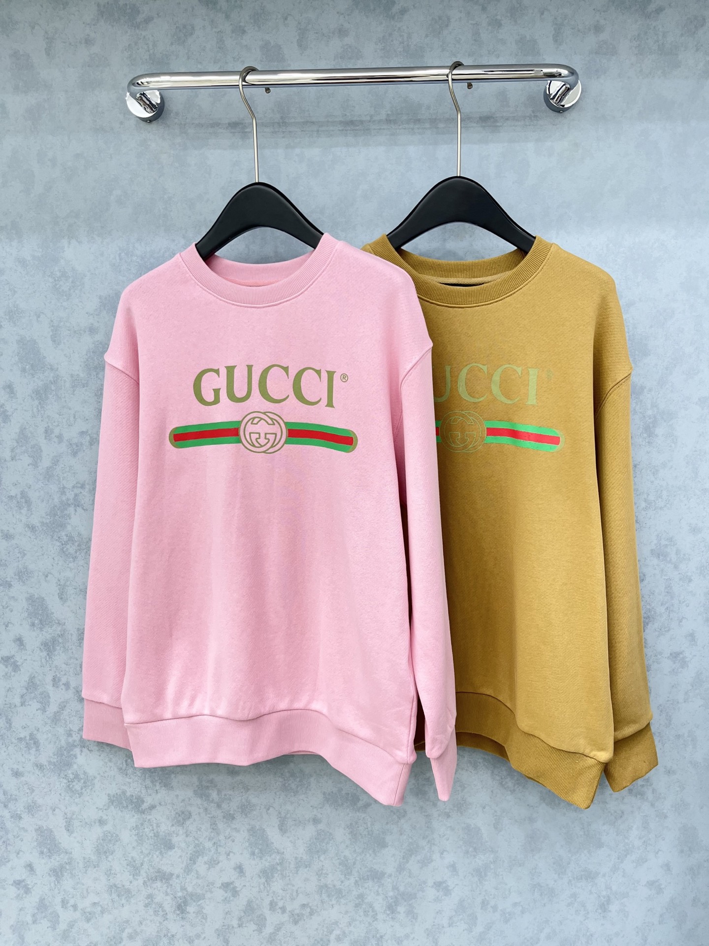 🛒𝐍𝐄𝐖 · 𝟐𝟎𝟐5/爆款现货原单品质 Guc*｜25早秋经典圆领卫衣干净利落的裁剪，落肩宽松慵懒版型