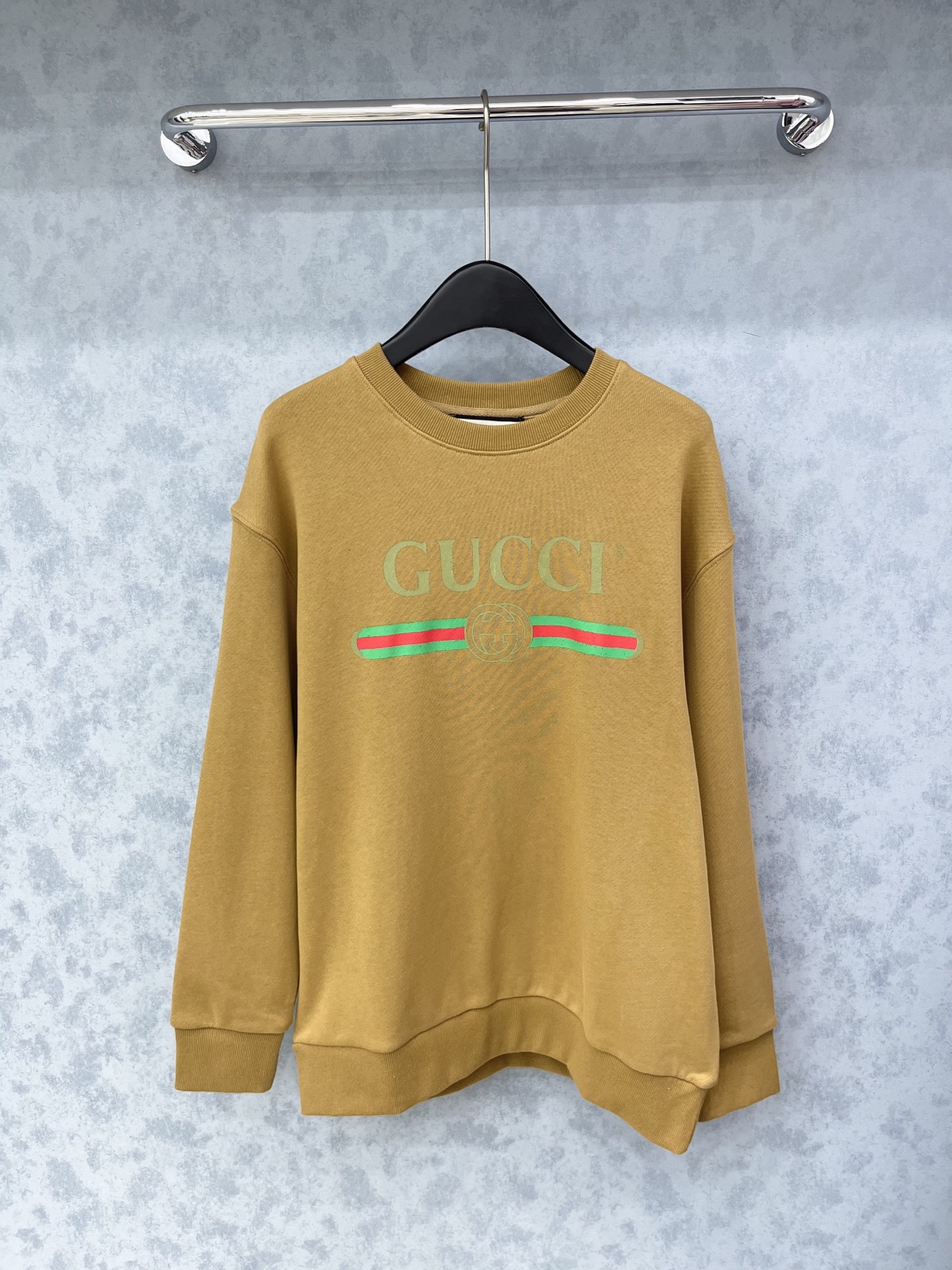 🛒𝐍𝐄𝐖 · 𝟐𝟎𝟐5/爆款现货原单品质 Guc*｜25早秋经典圆领卫衣干净利落的裁剪，落肩宽松慵懒版型