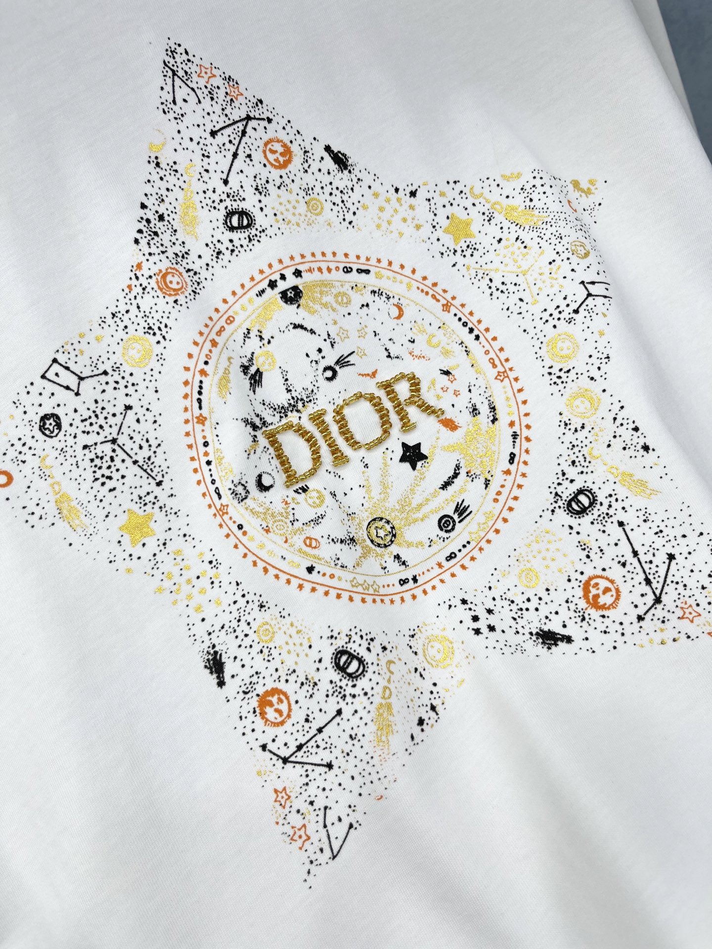 🛒𝐍𝐄𝐖 · 𝟐𝟎𝟐5/爆款现货原单品质 Dio*｜25新品印花订珠短袖T恤精致版型上身巨显瘦！定制最新