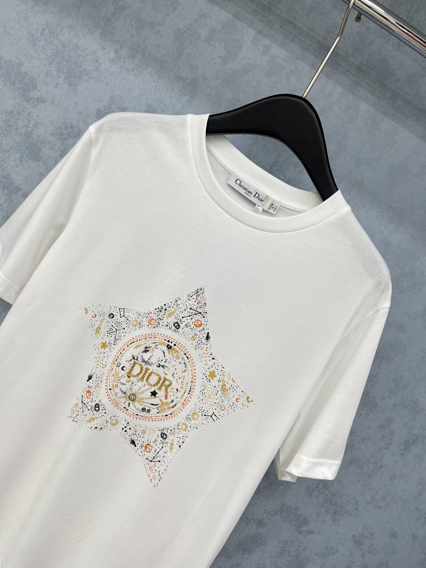 🛒𝐍𝐄𝐖 · 𝟐𝟎𝟐5/爆款现货原单品质 Dio*｜25新品印花订珠短袖T恤精致版型上身巨显瘦！定制最新