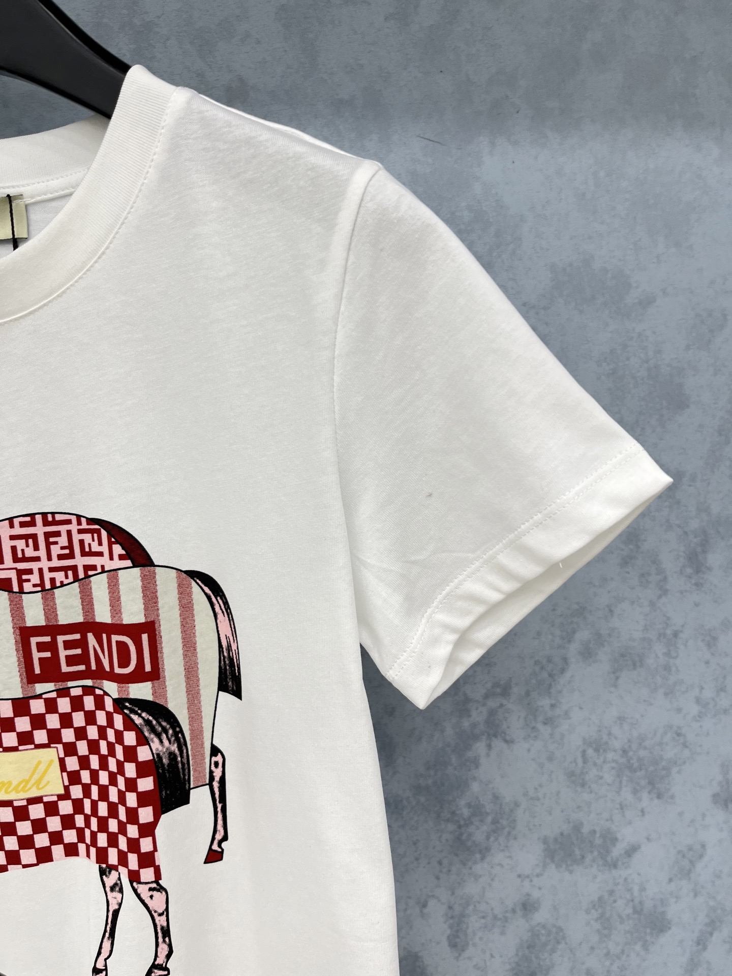 🛒𝐍𝐄𝐖 · 𝟐𝟎𝟐5/爆款现货原单品质 Fend*｜25新品印花短袖T恤精致版型上身巨显瘦！定制最新工