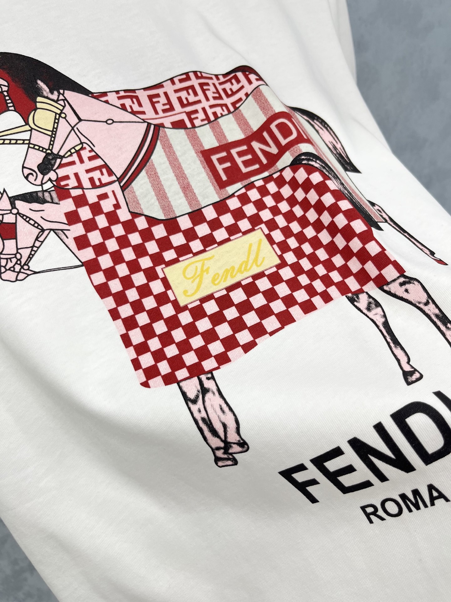 🛒𝐍𝐄𝐖 · 𝟐𝟎𝟐5/爆款现货原单品质 Fend*｜25新品印花短袖T恤精致版型上身巨显瘦！定制最新工