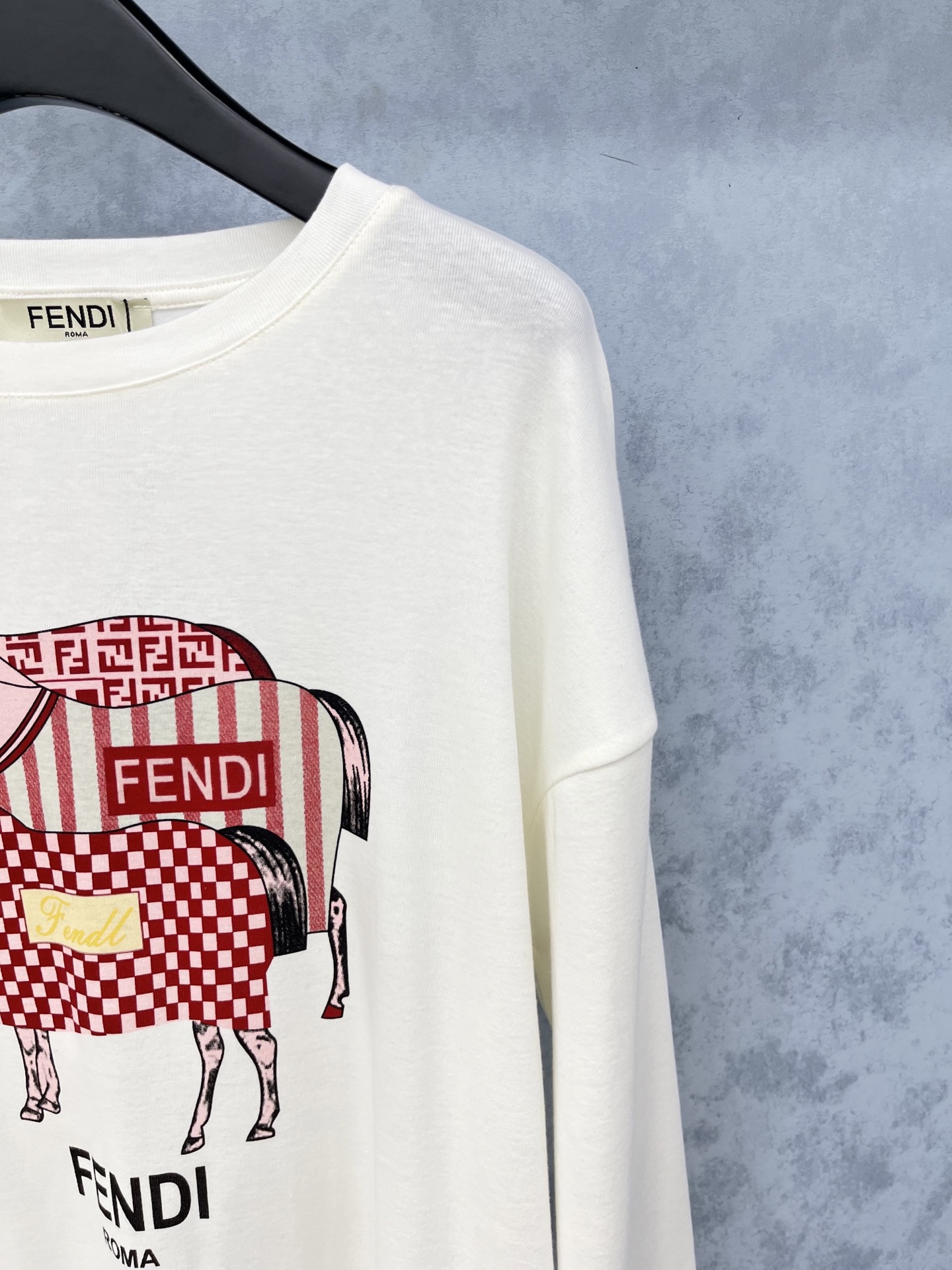 🛒𝐍𝐄𝐖 · 𝟐𝟎𝟐5/爆款现货原单品质 Fend*｜25新品印花长袖不规则T恤精致版型上身巨显瘦！定制