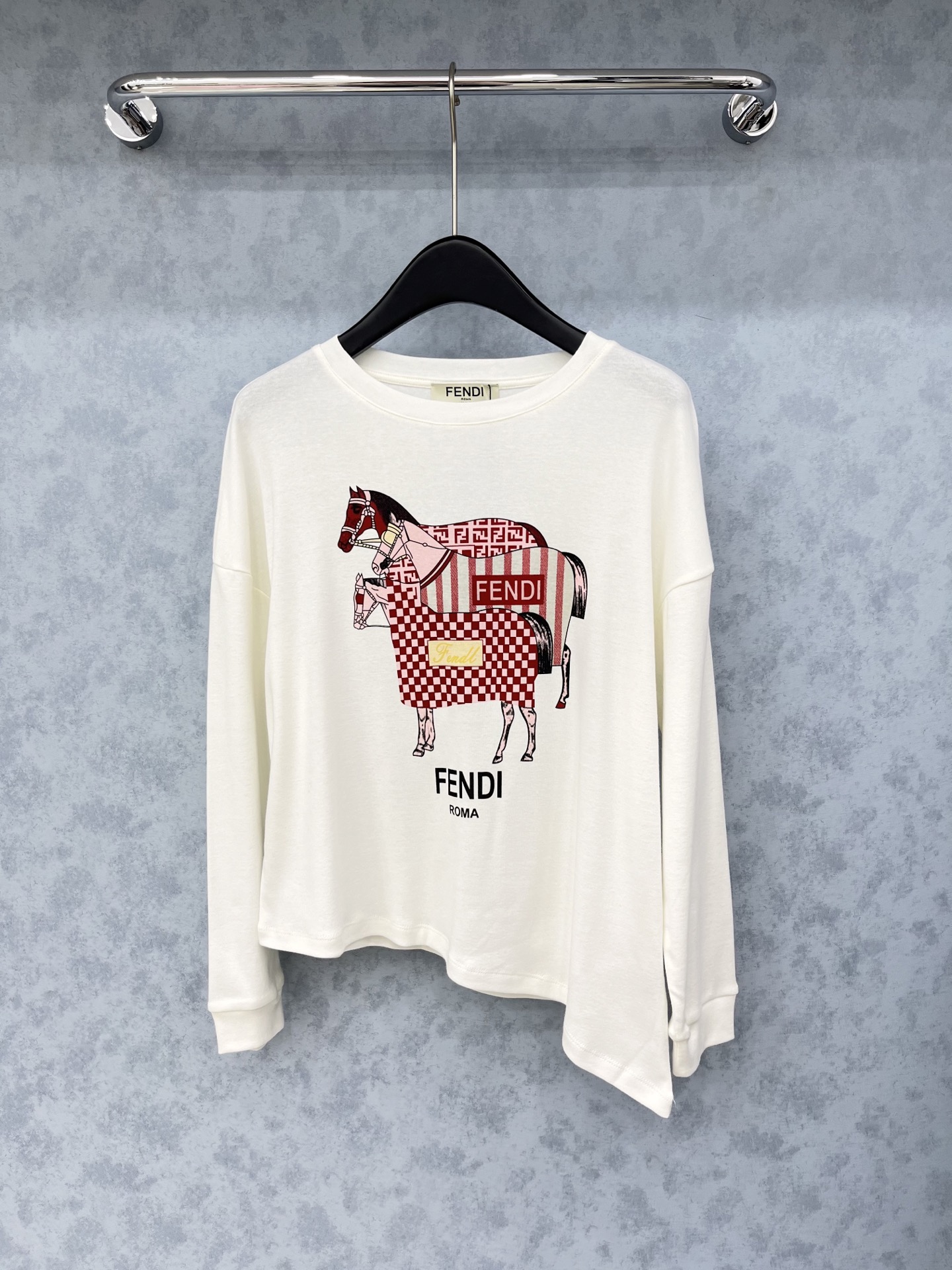 🛒𝐍𝐄𝐖 · 𝟐𝟎𝟐5/爆款现货原单品质 Fend*｜25新品印花长袖不规则T恤精致版型上身巨显瘦！定制