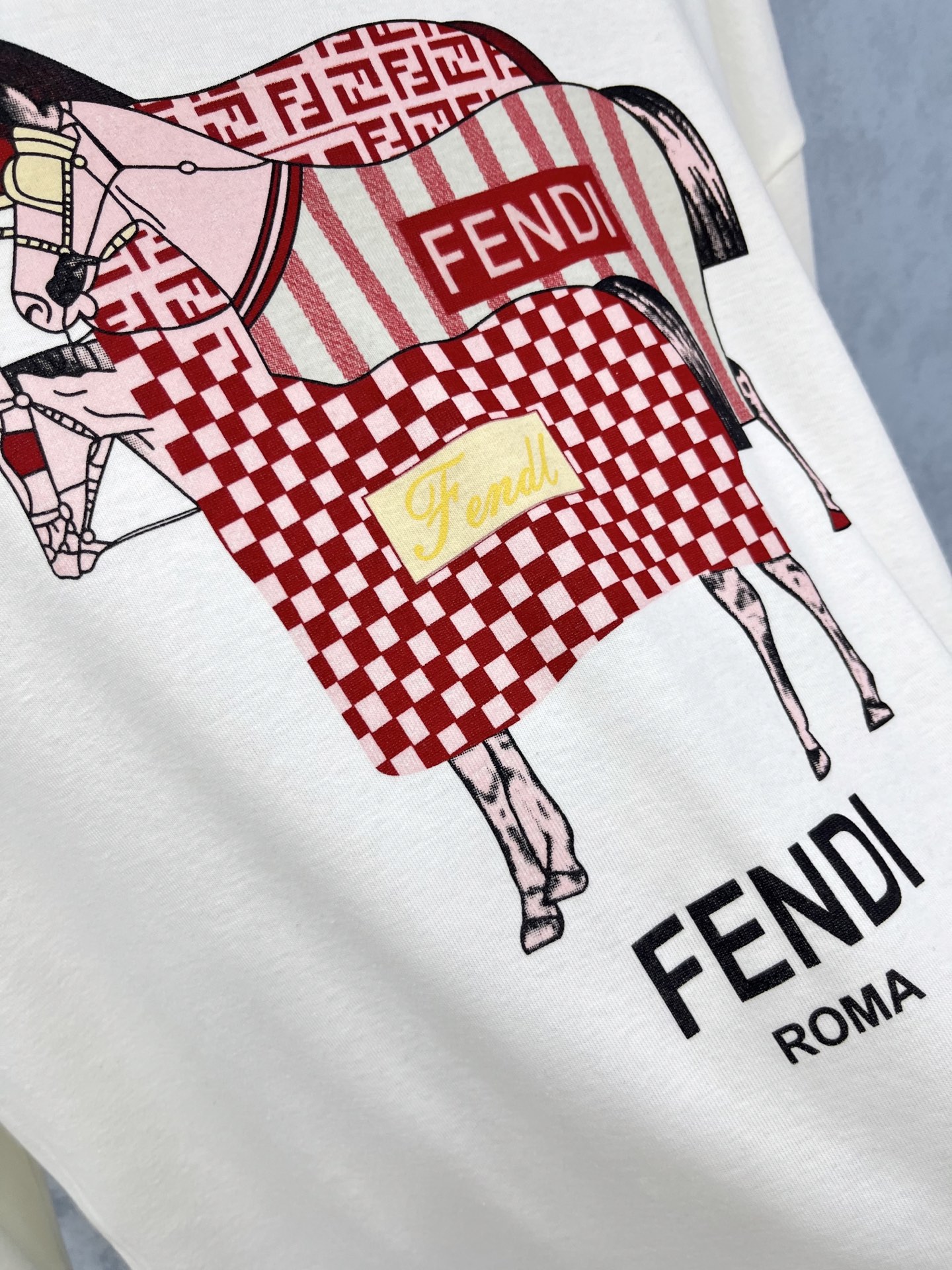 🛒𝐍𝐄𝐖 · 𝟐𝟎𝟐5/爆款现货原单品质 Fend*｜25新品印花长袖不规则T恤精致版型上身巨显瘦！定制