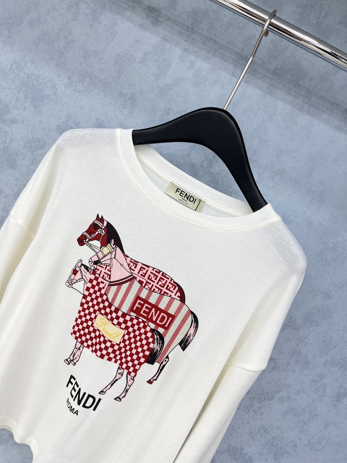 🛒𝐍𝐄𝐖 · 𝟐𝟎𝟐5/爆款现货原单品质 Fend*｜25新品印花长袖不规则T恤精致版型上身巨显瘦！定制