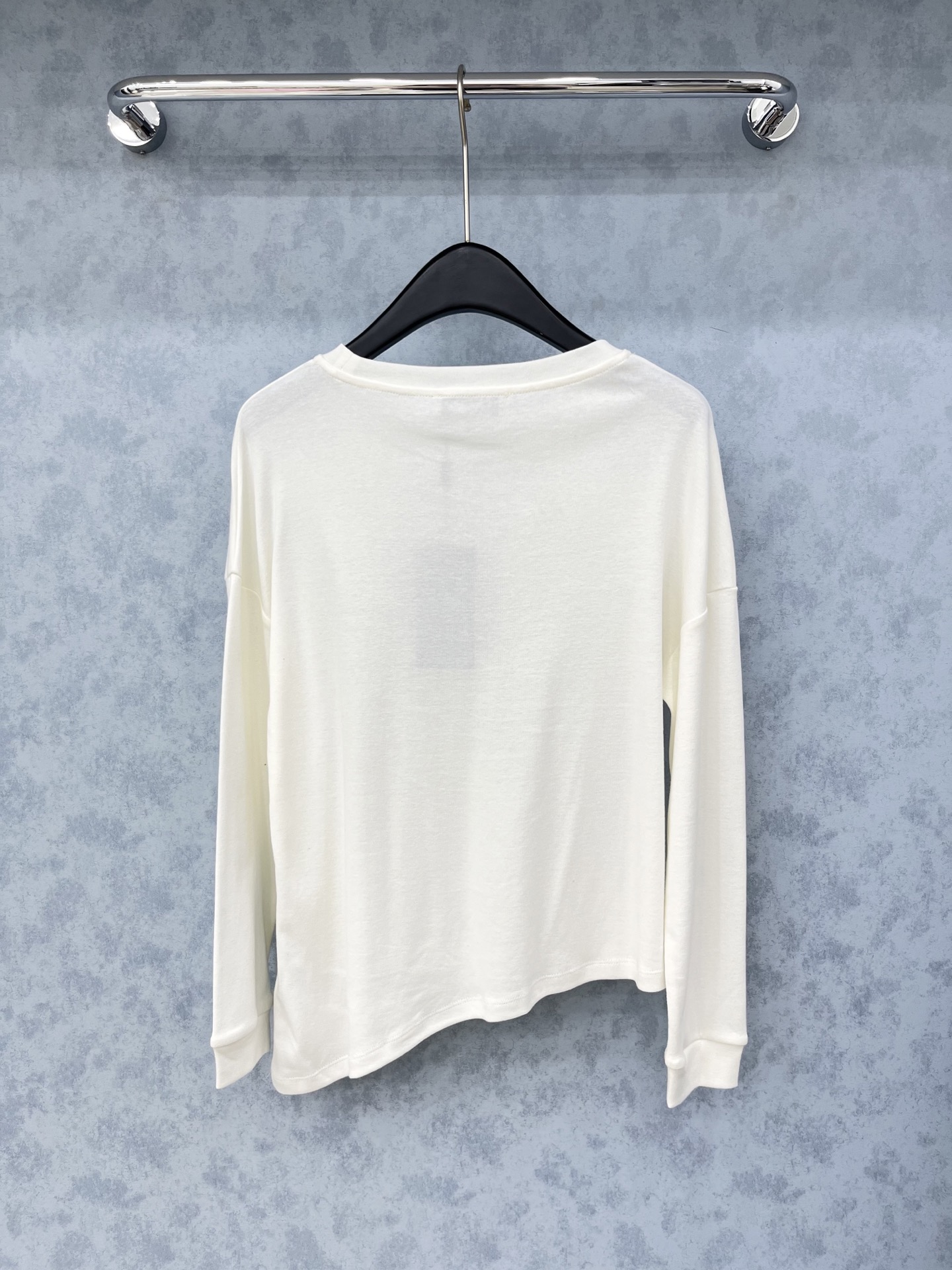 🛒𝐍𝐄𝐖 · 𝟐𝟎𝟐5/爆款现货原单品质 Fend*｜25新品印花长袖不规则T恤精致版型上身巨显瘦！定制