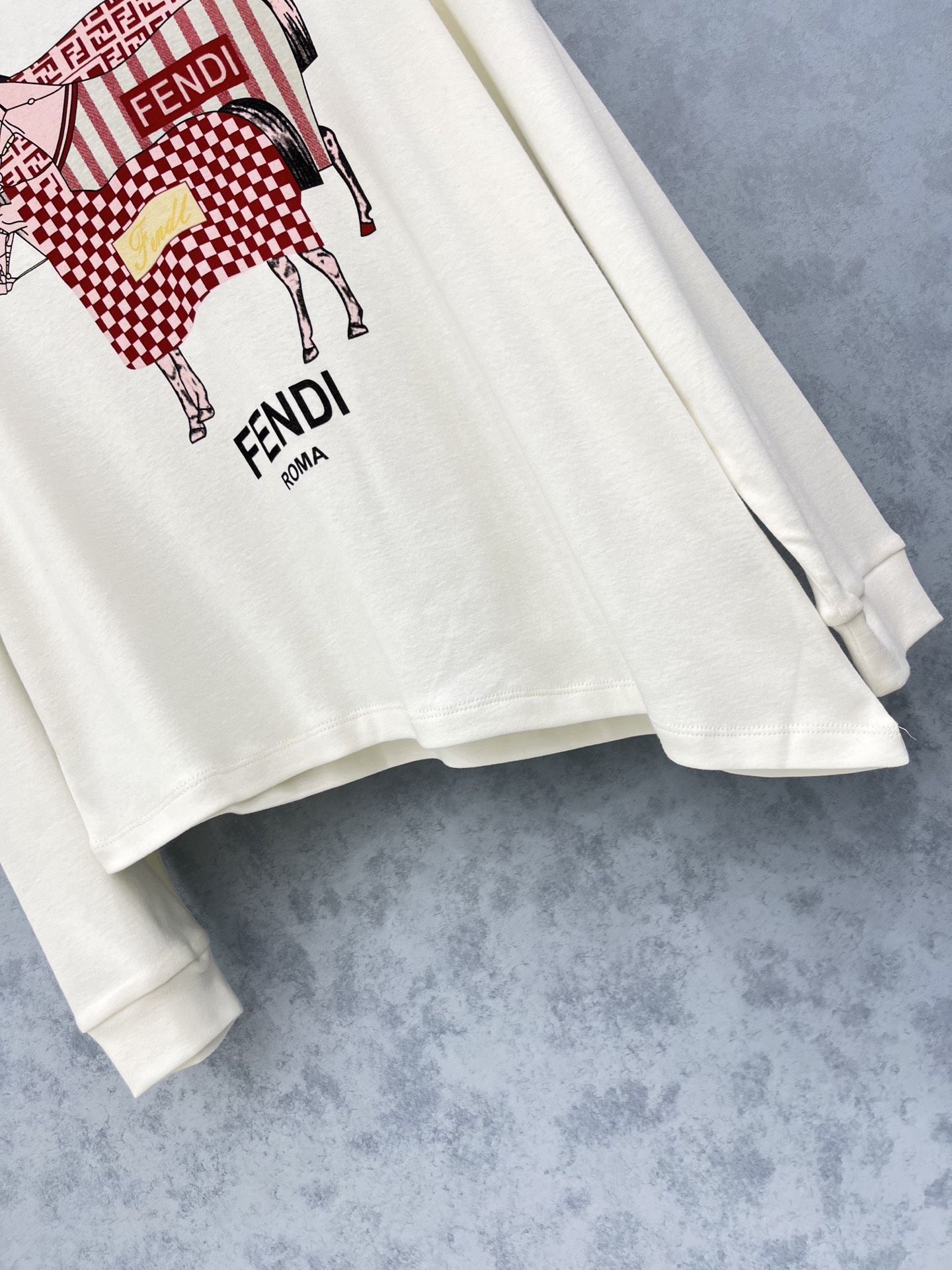 🛒𝐍𝐄𝐖 · 𝟐𝟎𝟐5/爆款现货原单品质 Fend*｜25新品印花长袖不规则T恤精致版型上身巨显瘦！定制