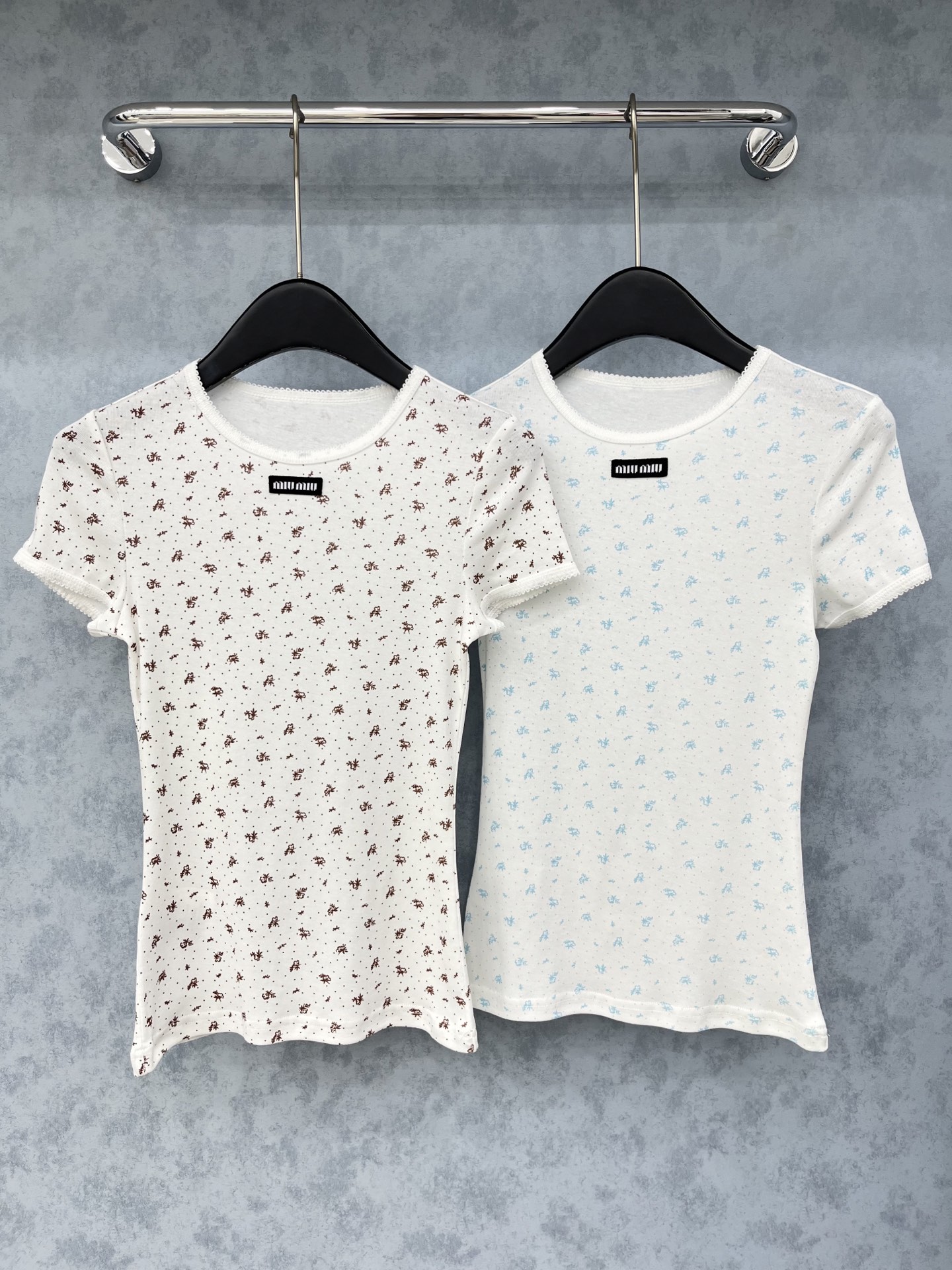 🛒𝐍𝐄𝐖 · 𝟐𝟎𝟐5/爆款现货原单品质 Miu Mi*｜25早秋新款圆领花边短袖T恤 系列款不同于传统